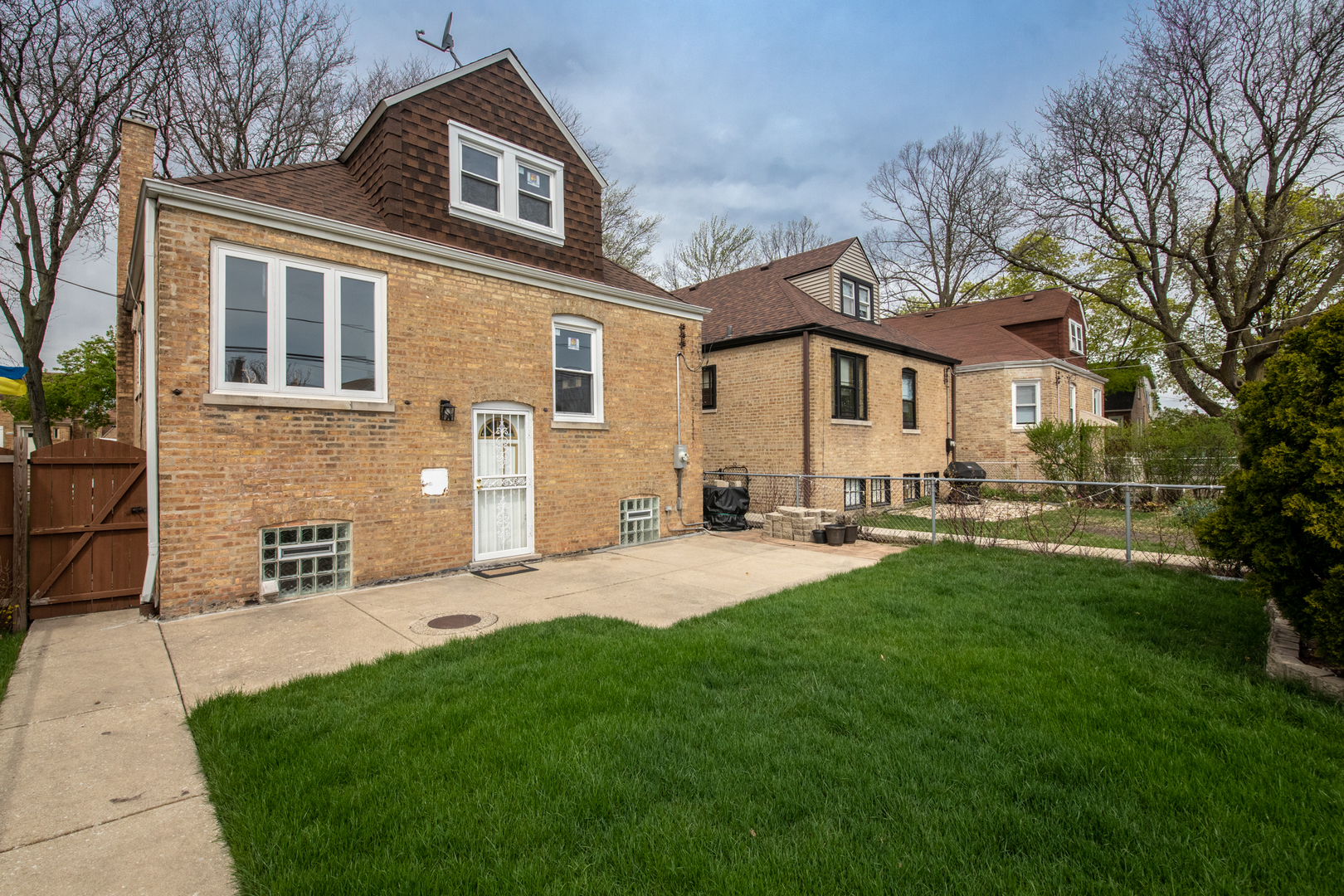 3351 N Rutherford Avenue