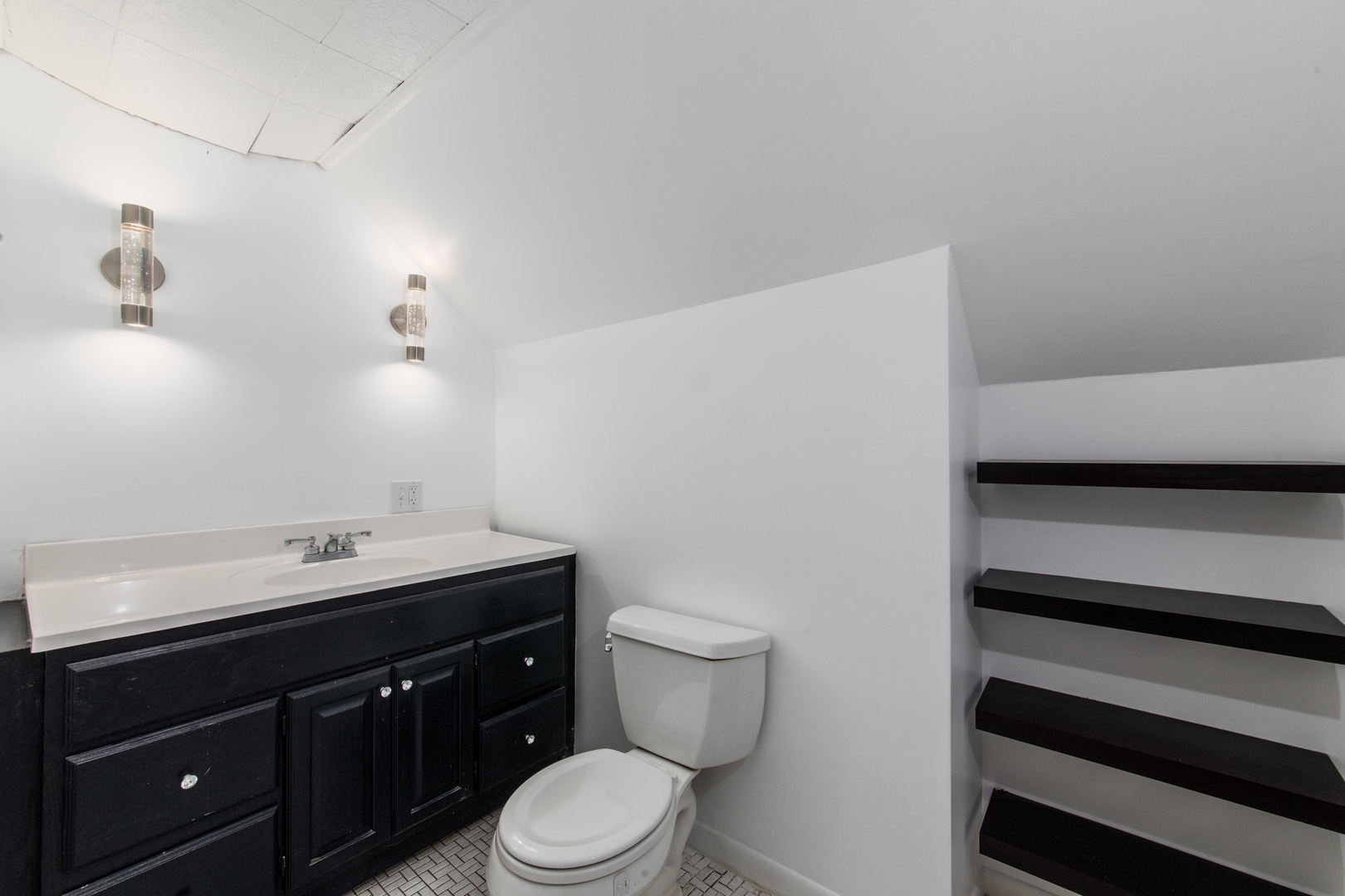 3351 N Rutherford Avenue