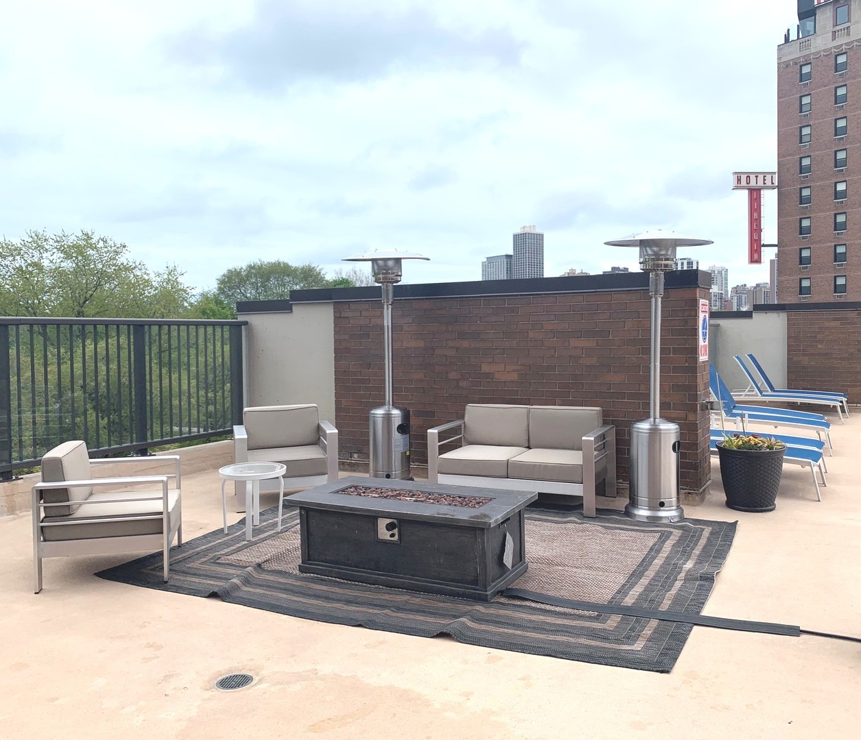 1850 N Clark Street Unit: 1404