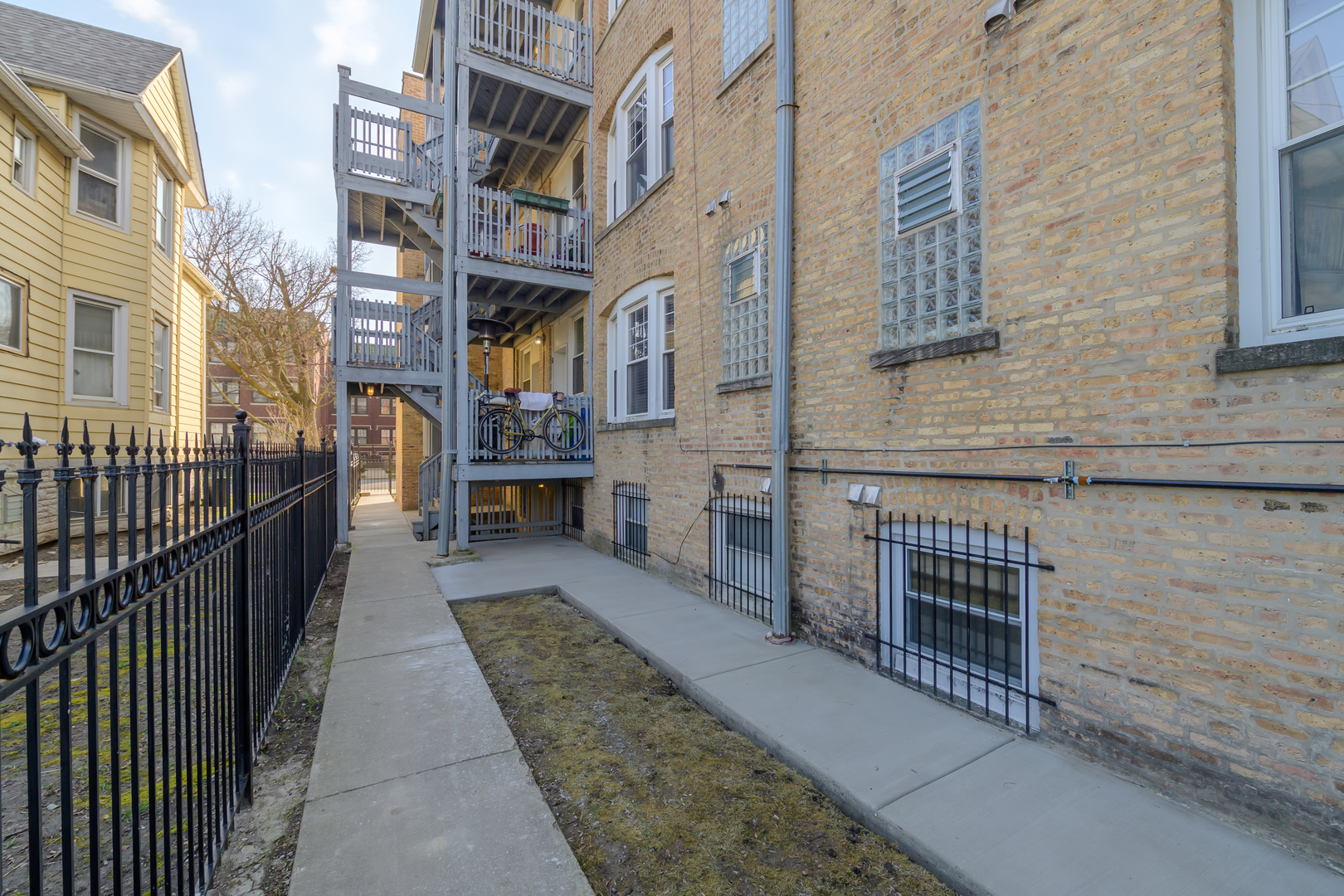 3400 W Sunnyside Avenue Unit: G