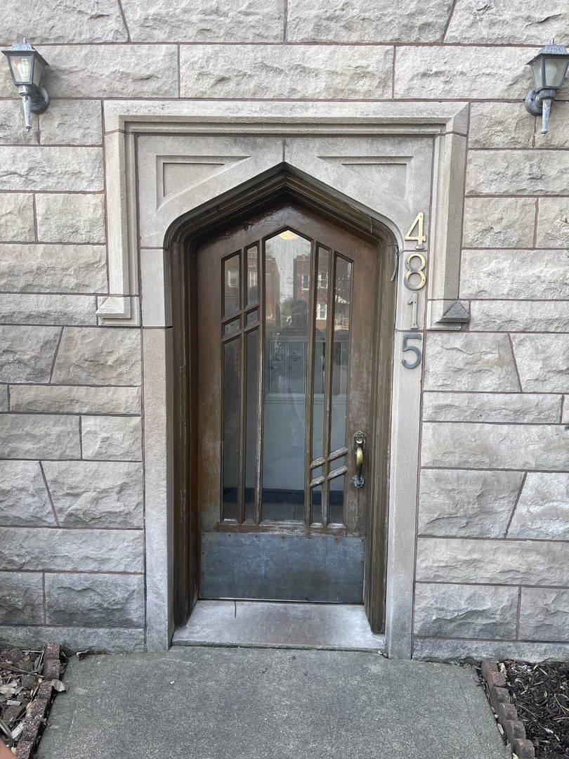 4815 W ROSCOE Street Unit: 2S