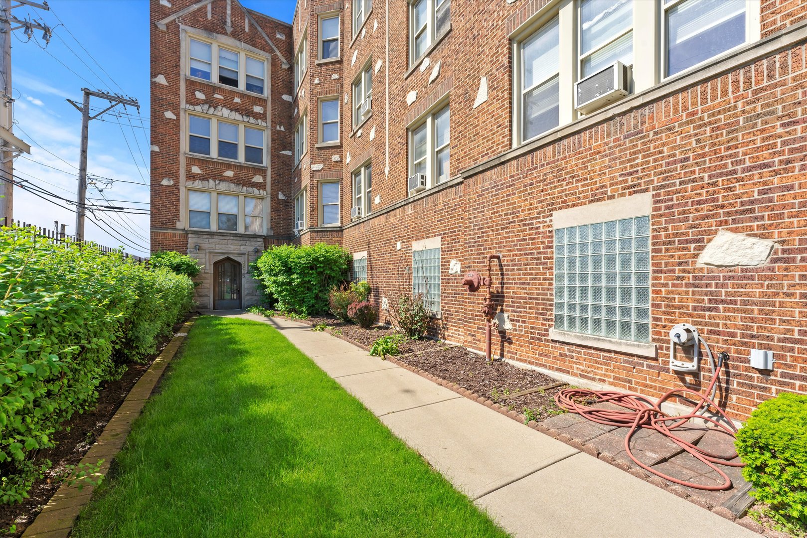 4815 W ROSCOE Street Unit: 2S