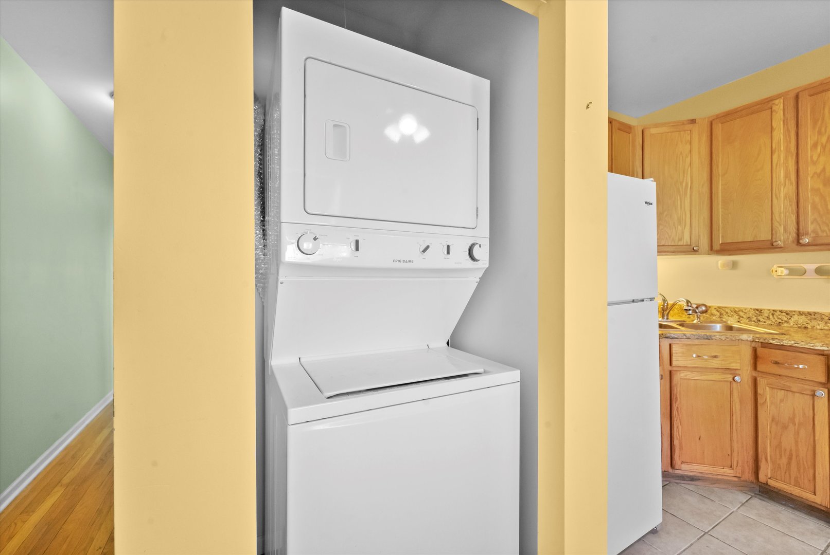 4815 W ROSCOE Street Unit: 2S