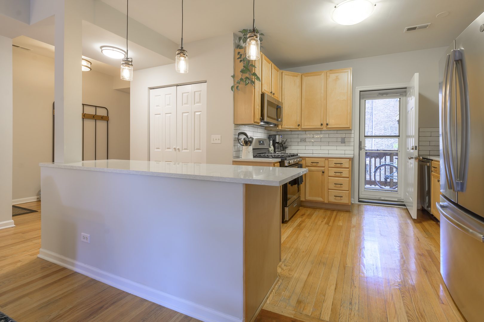 6505 N Greenview Avenue Unit: 2