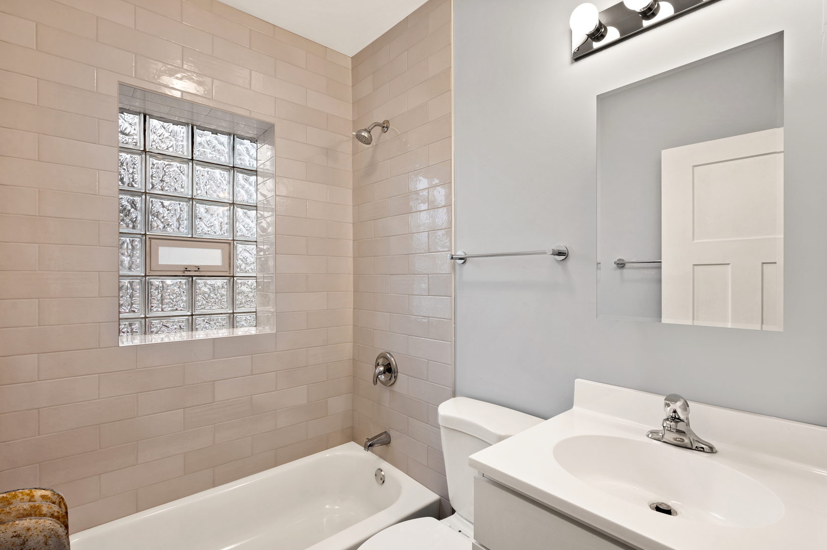 2420 N Kilbourn Avenue