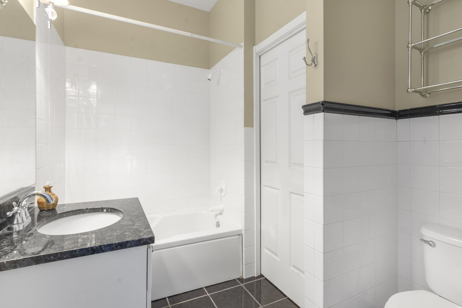 2541 N Racine Avenue Unit: 2