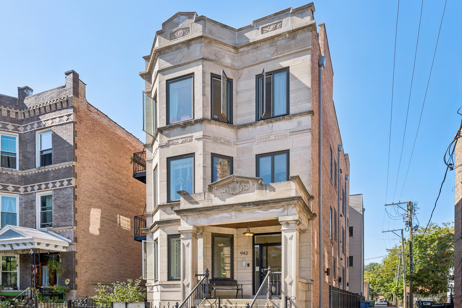 942 N Fairfield Avenue Unit: 2W
