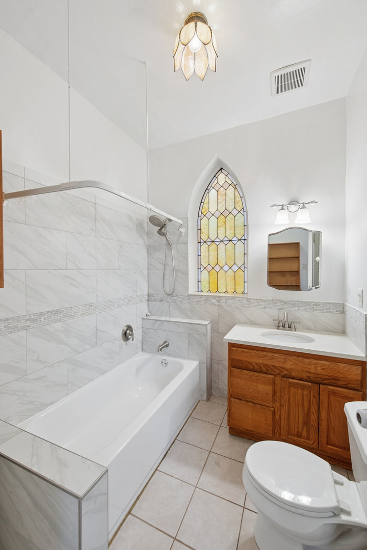5715 S Blackstone Avenue Unit: 2S