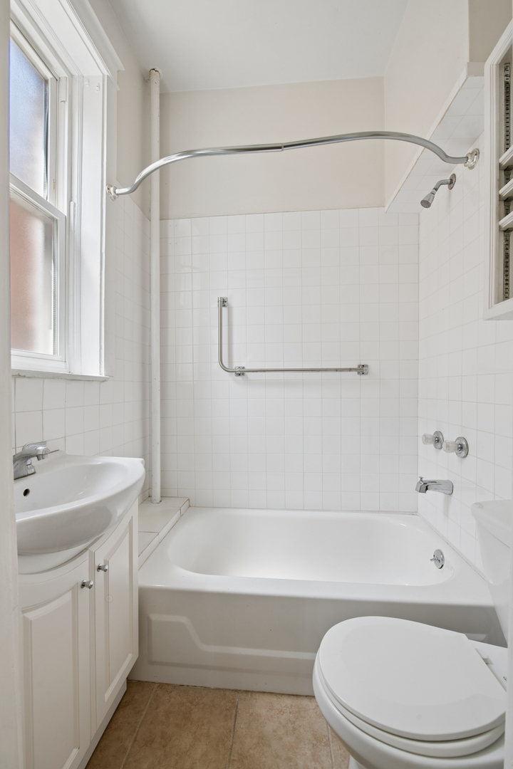 5715 S Blackstone Avenue Unit: 2S