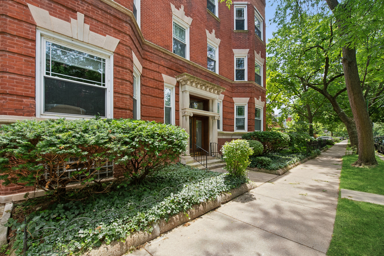 5715 S Blackstone Avenue Unit: 2S