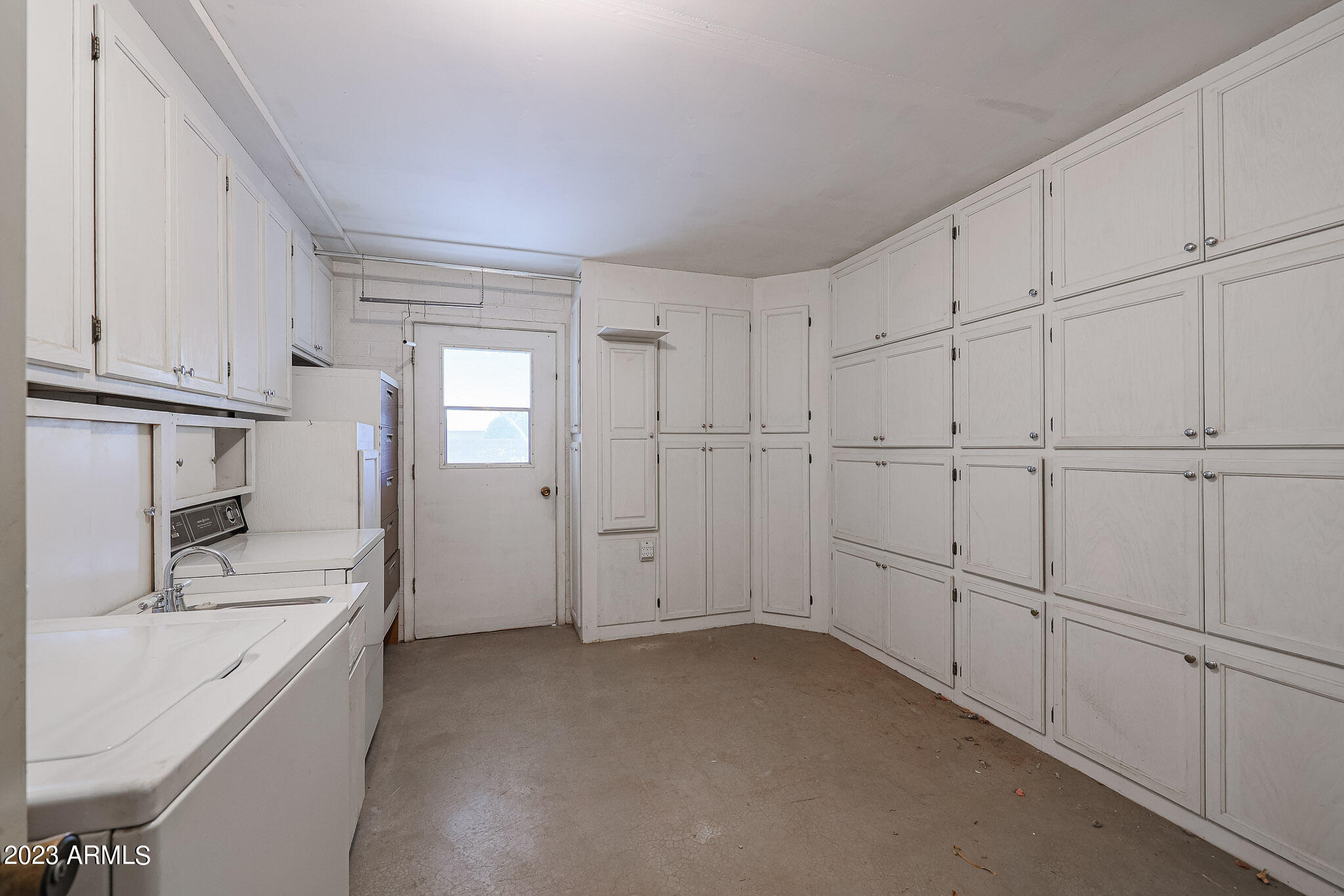 10113 W MISSION Lane