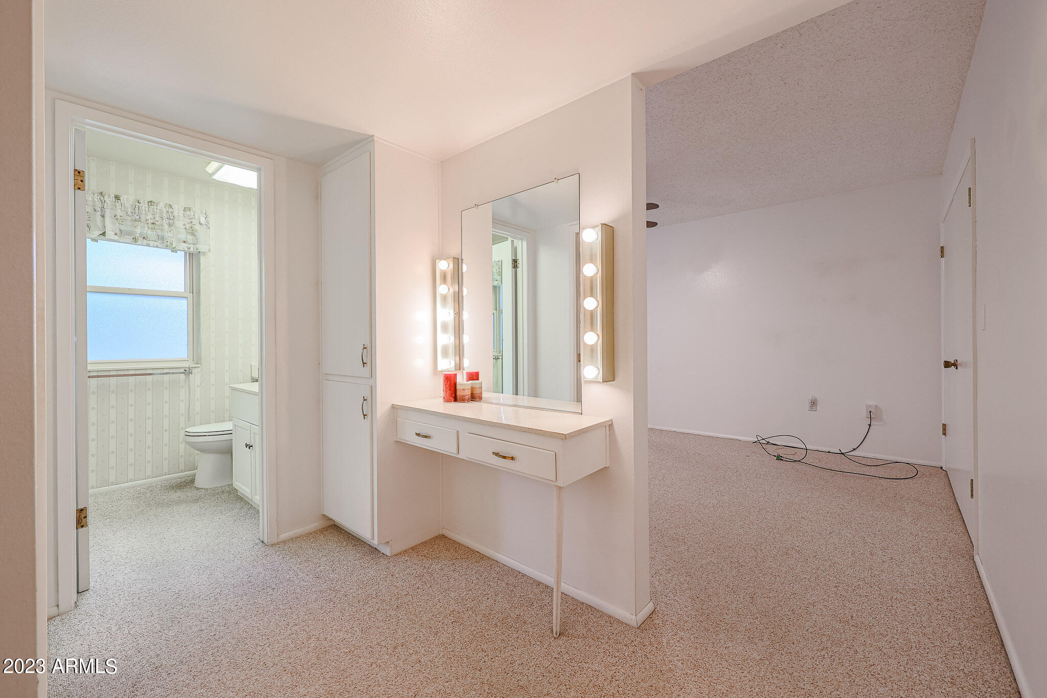 10113 W MISSION Lane