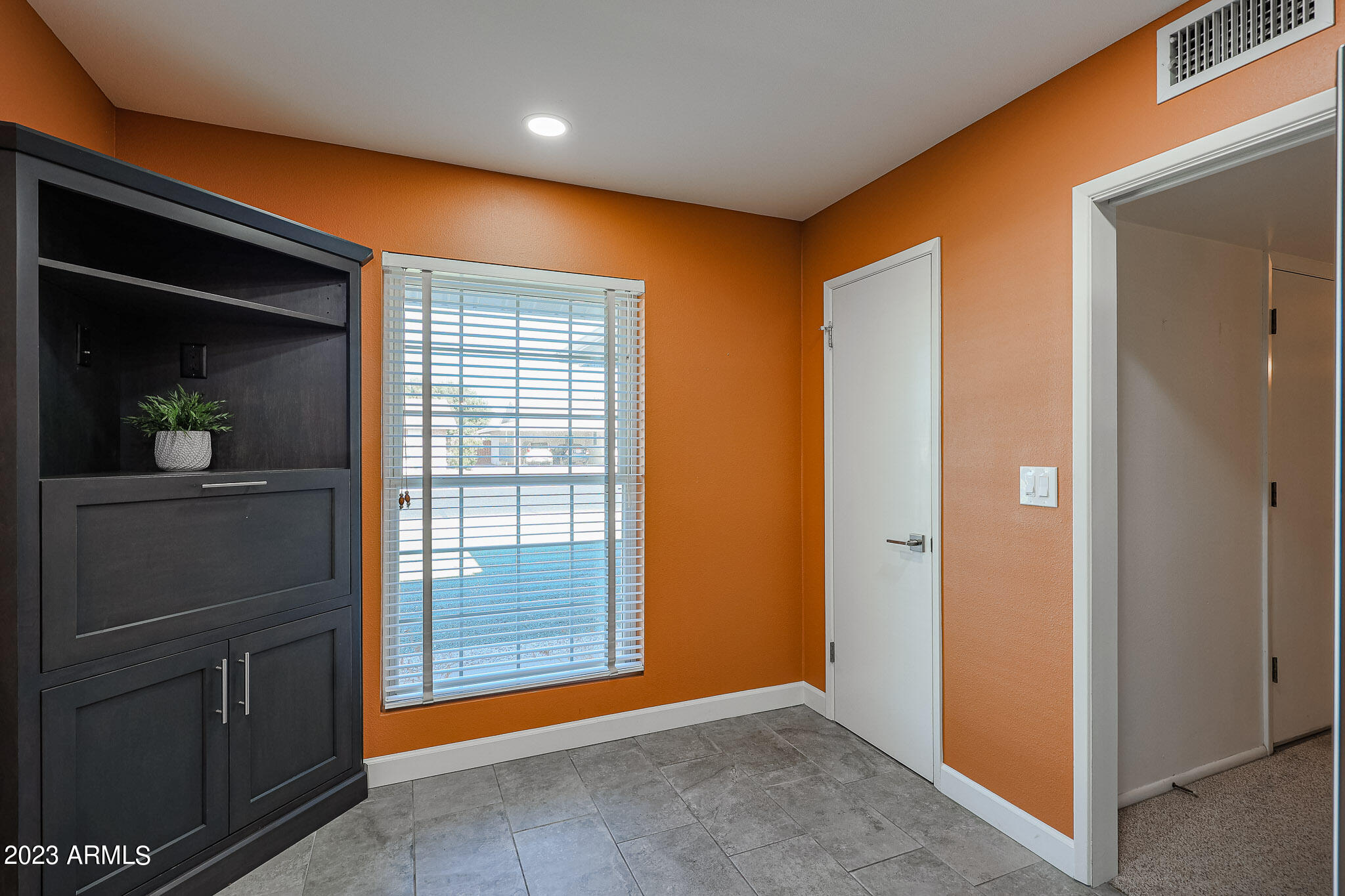 10113 W MISSION Lane