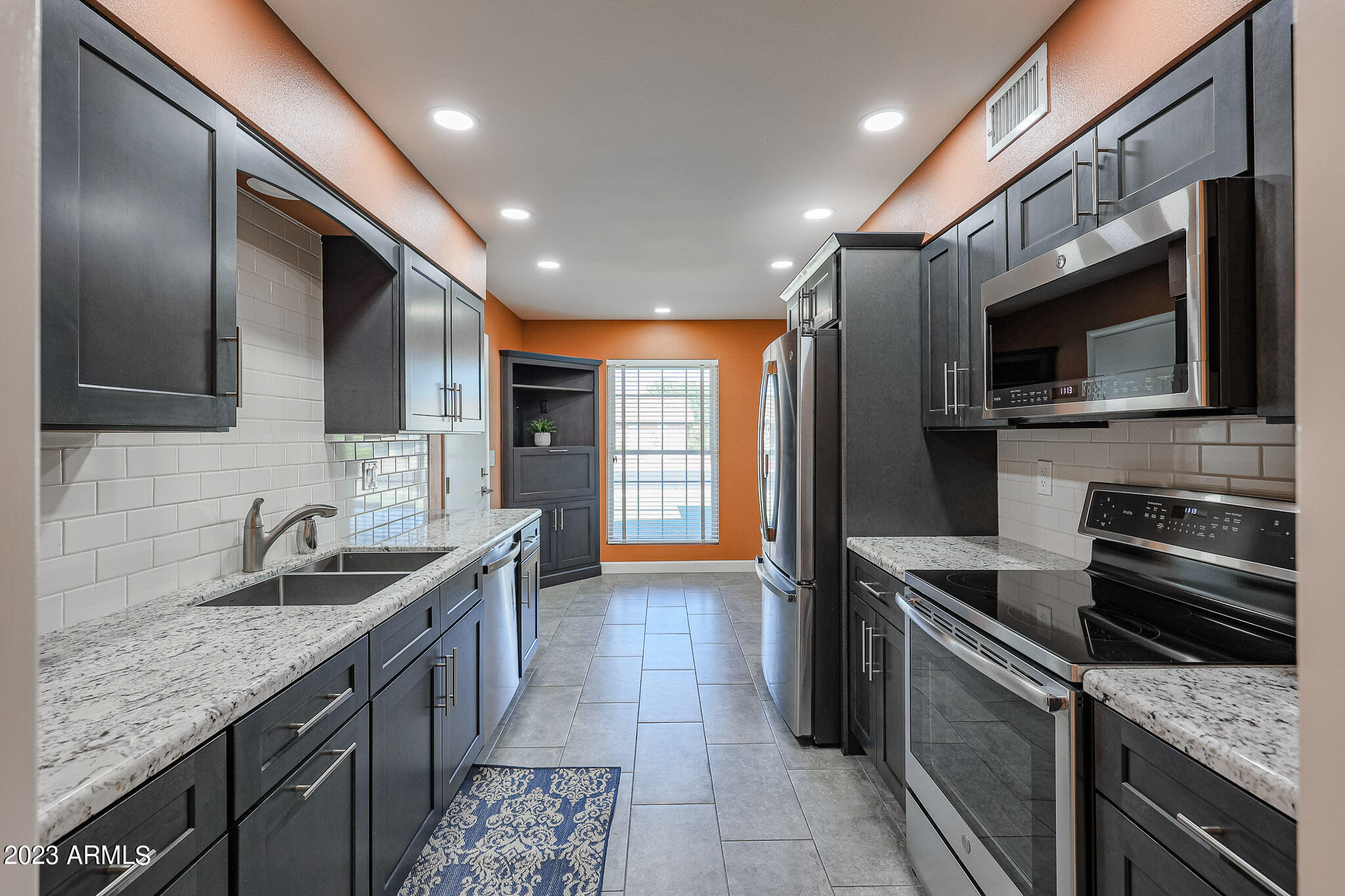 10113 W MISSION Lane