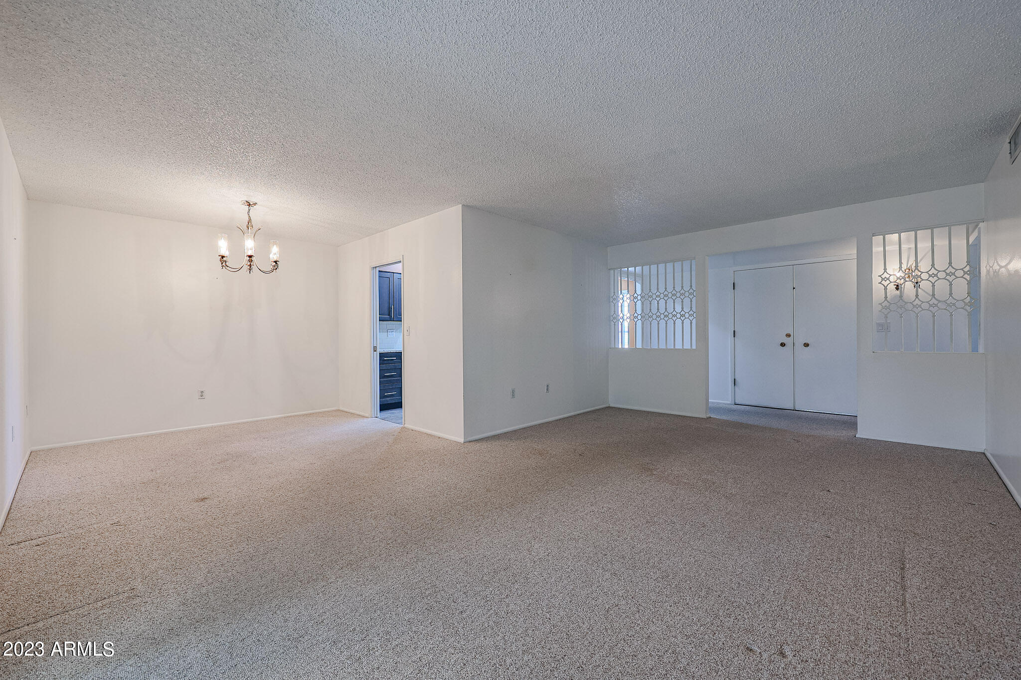 10113 W MISSION Lane