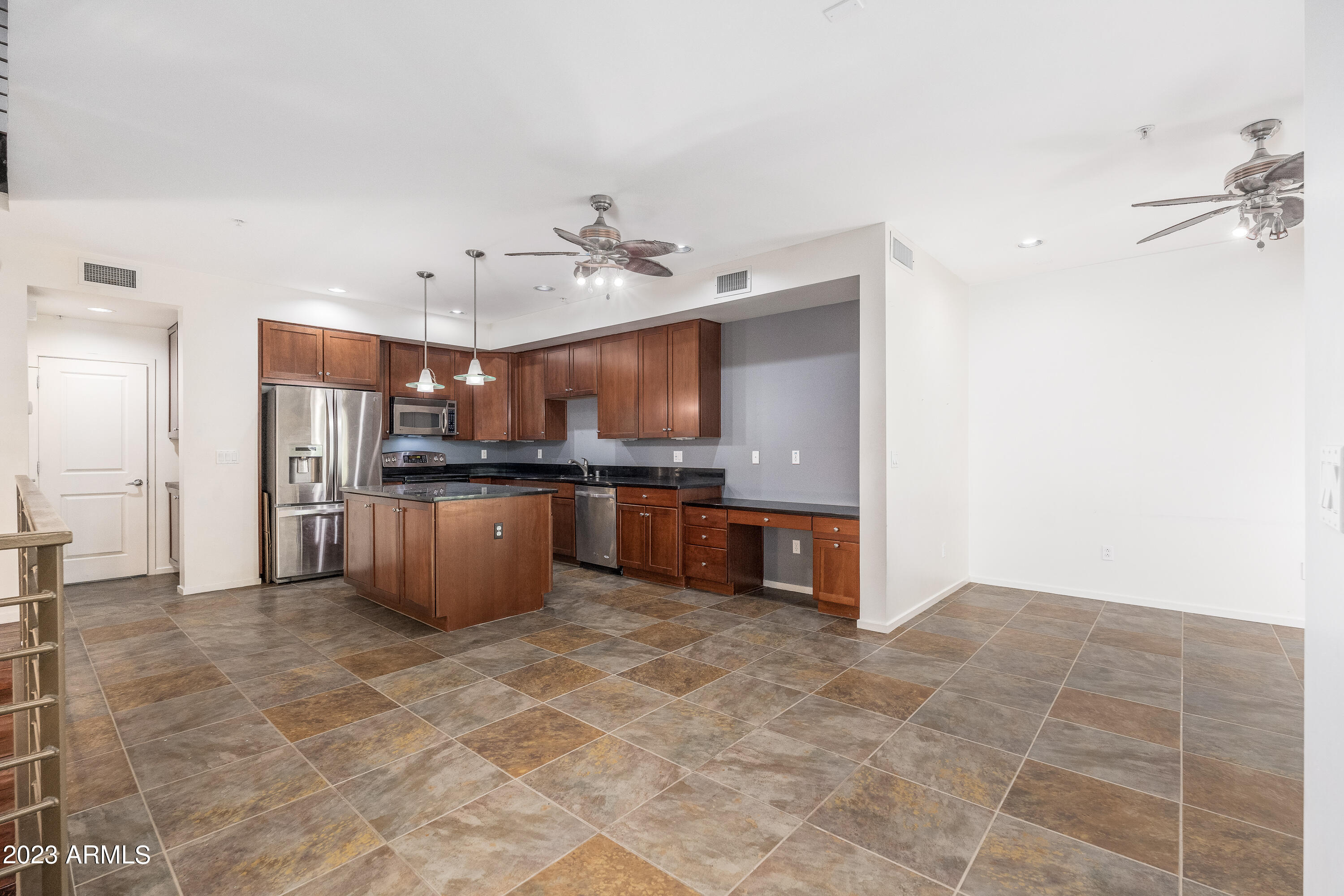 525 W LAKESIDE Drive # 123