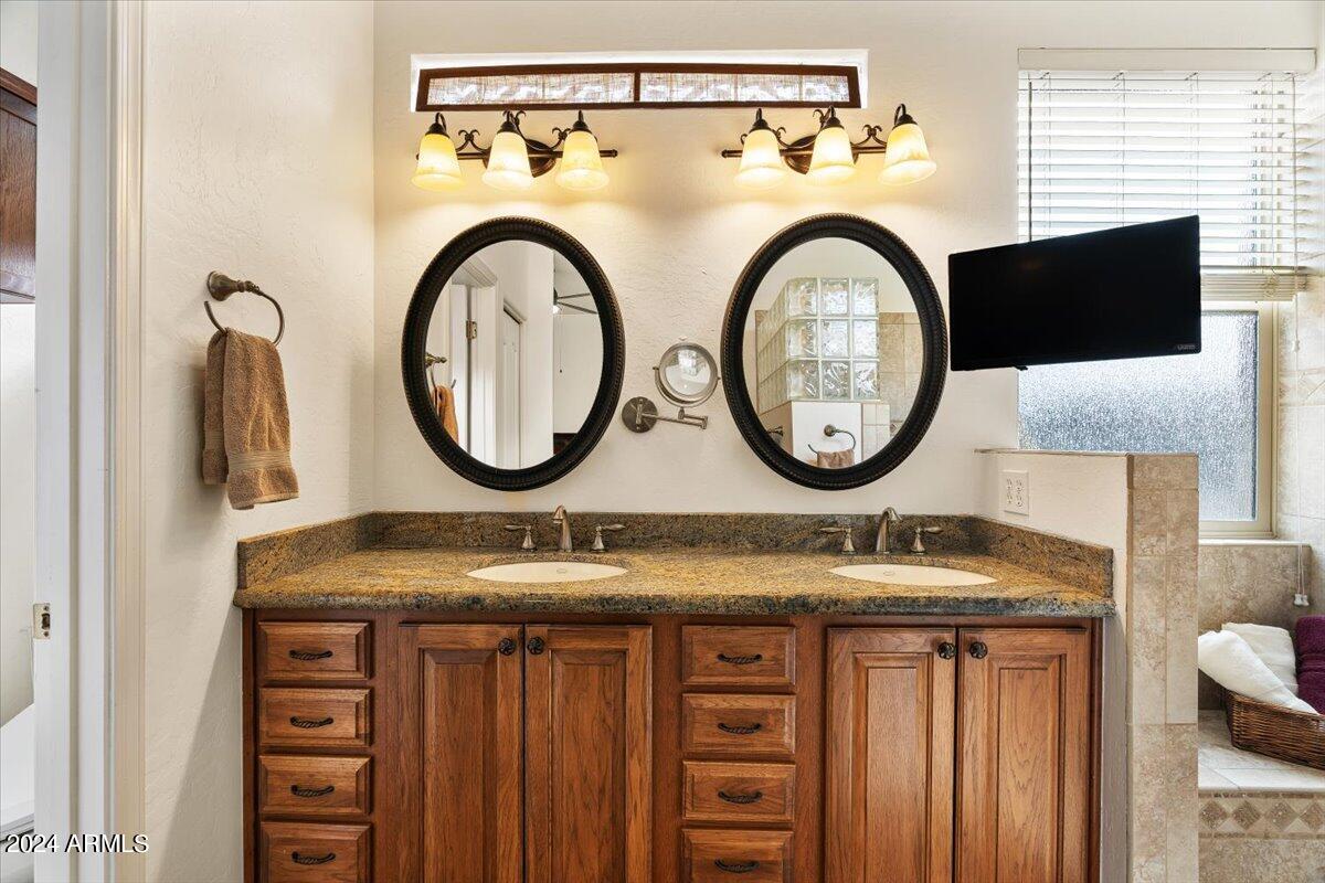 3222 N SAGEWOOD Circle