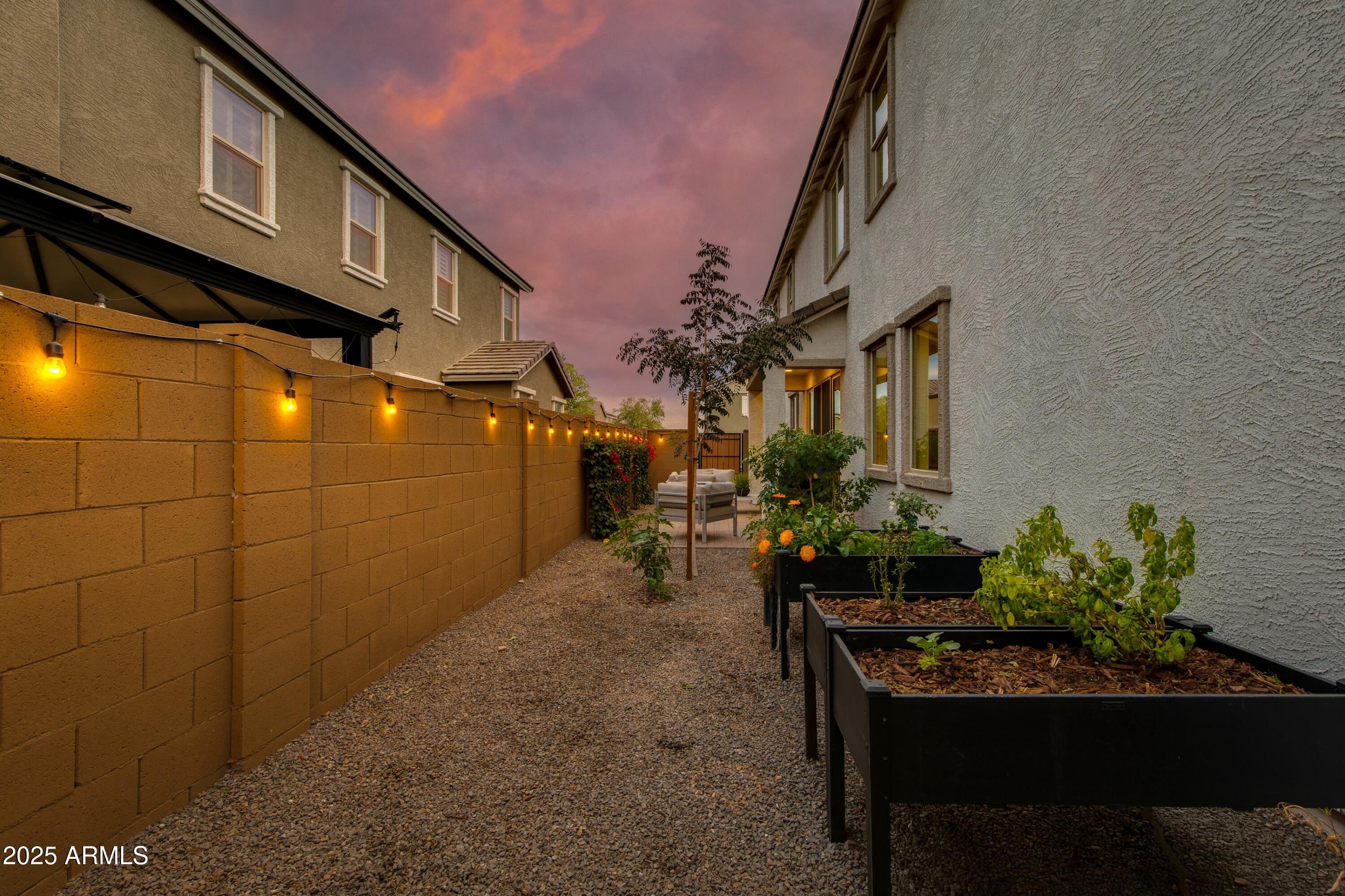 1926 W LARIAT Lane
