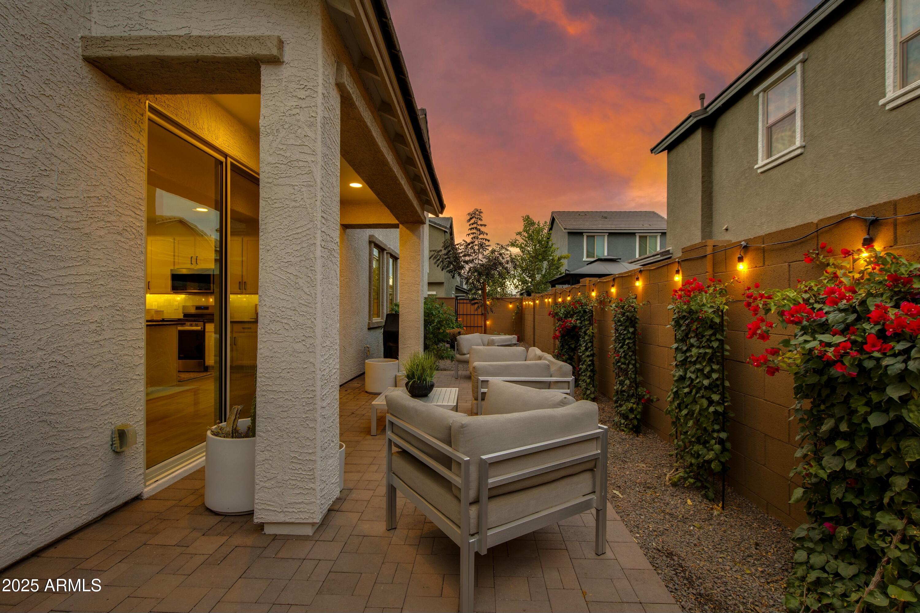 1926 W LARIAT Lane