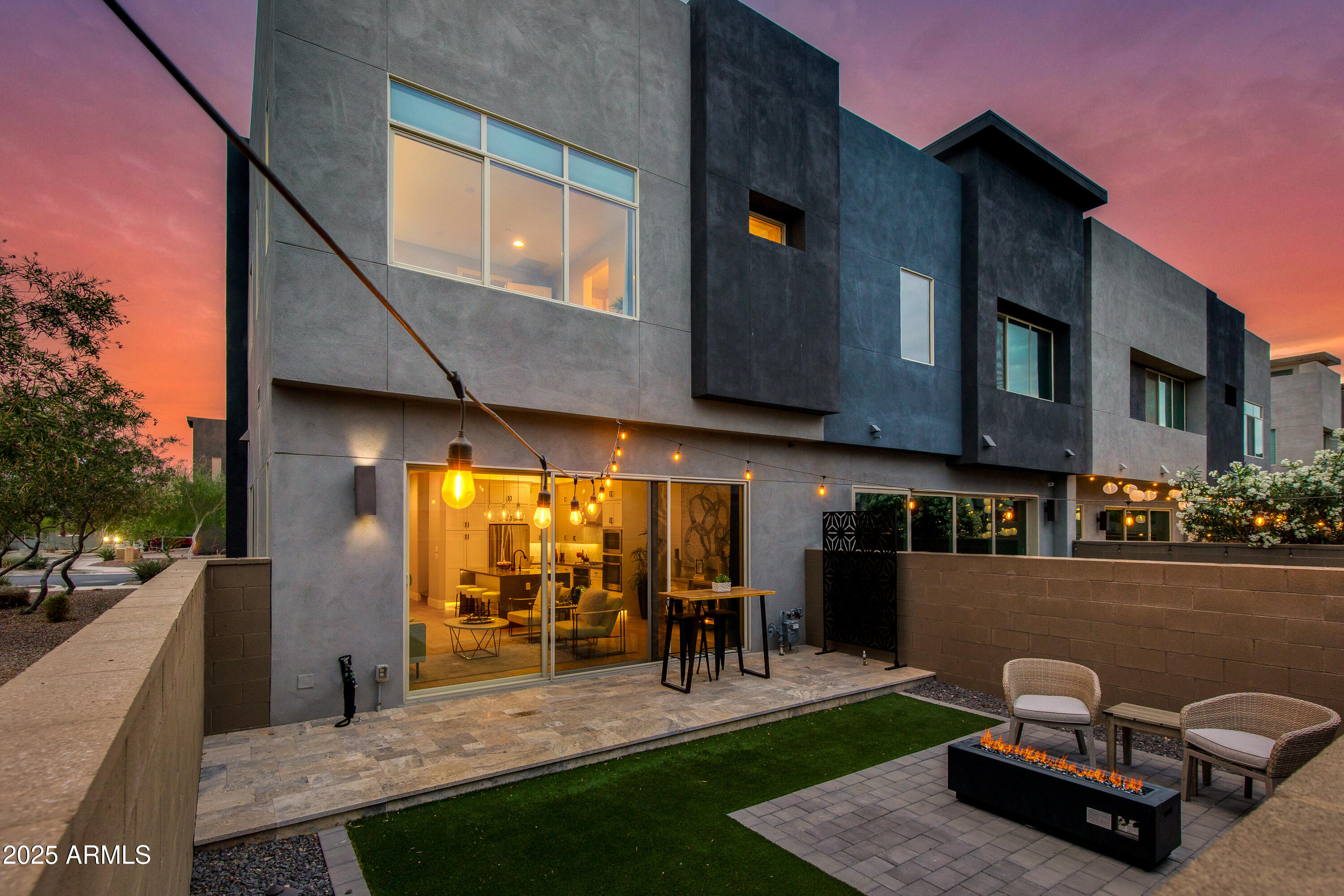 1910 W DESERT HOLLOW Drive