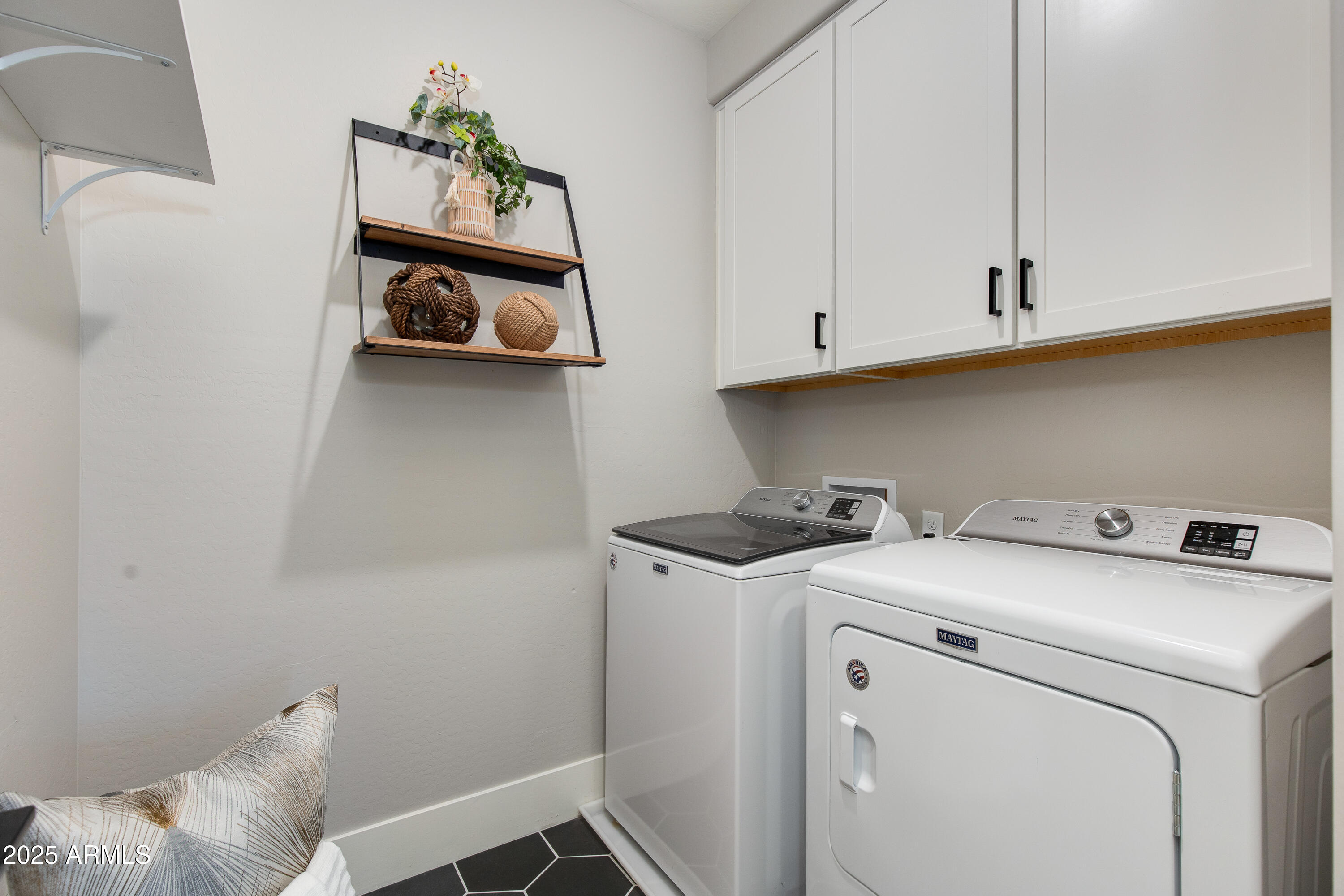 1910 W DESERT HOLLOW Drive