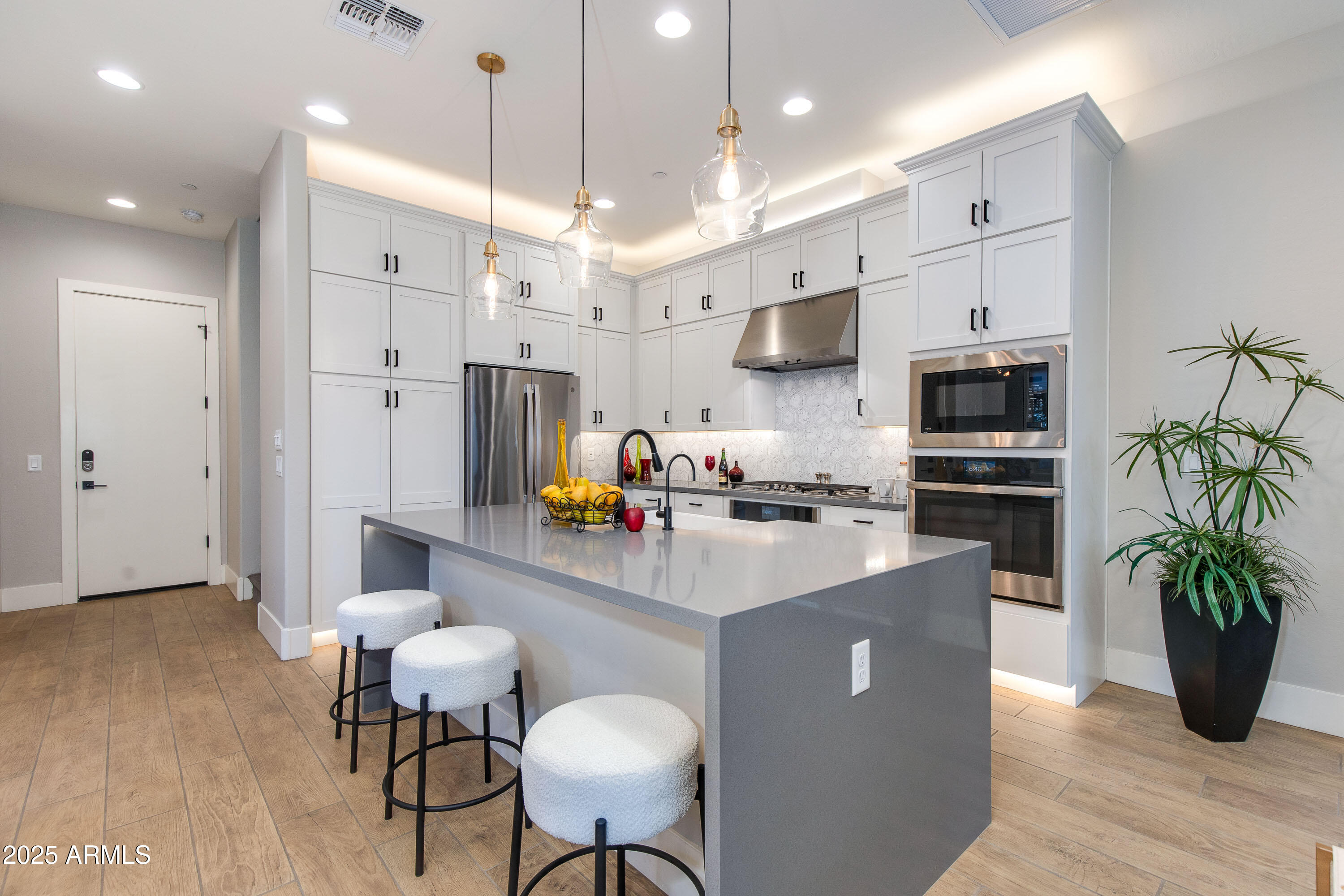 1910 W DESERT HOLLOW Drive