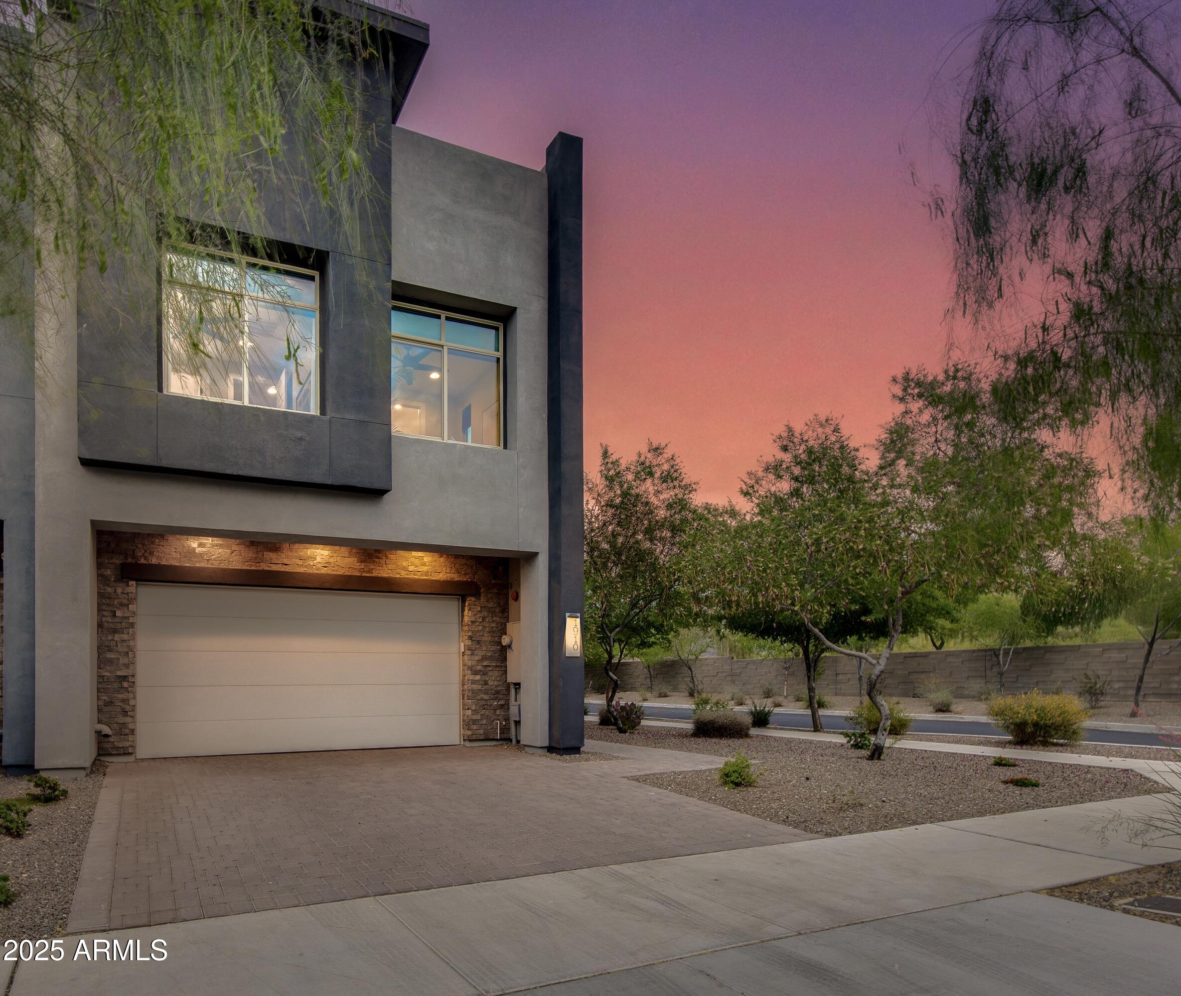 1910 W DESERT HOLLOW Drive