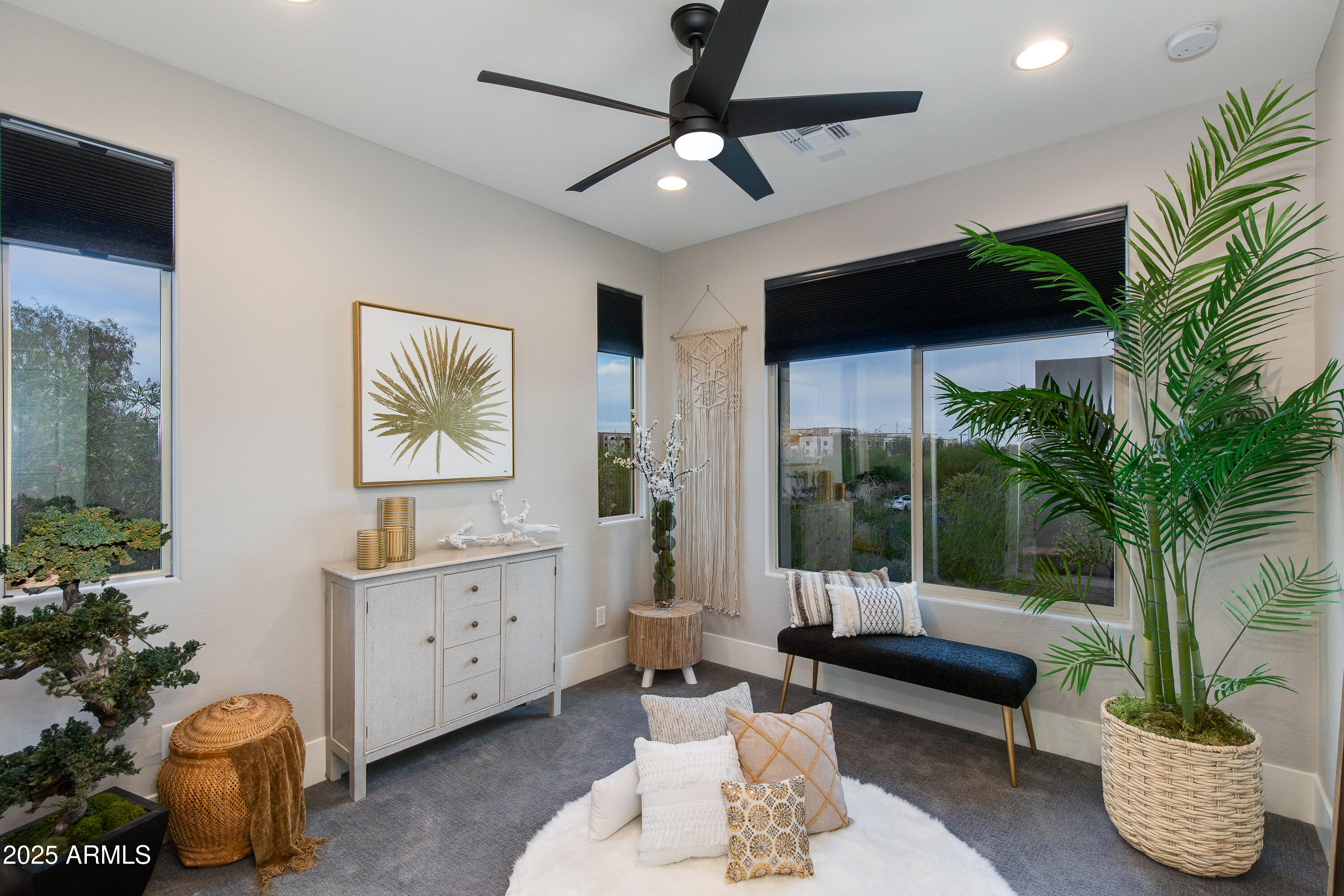 1910 W DESERT HOLLOW Drive