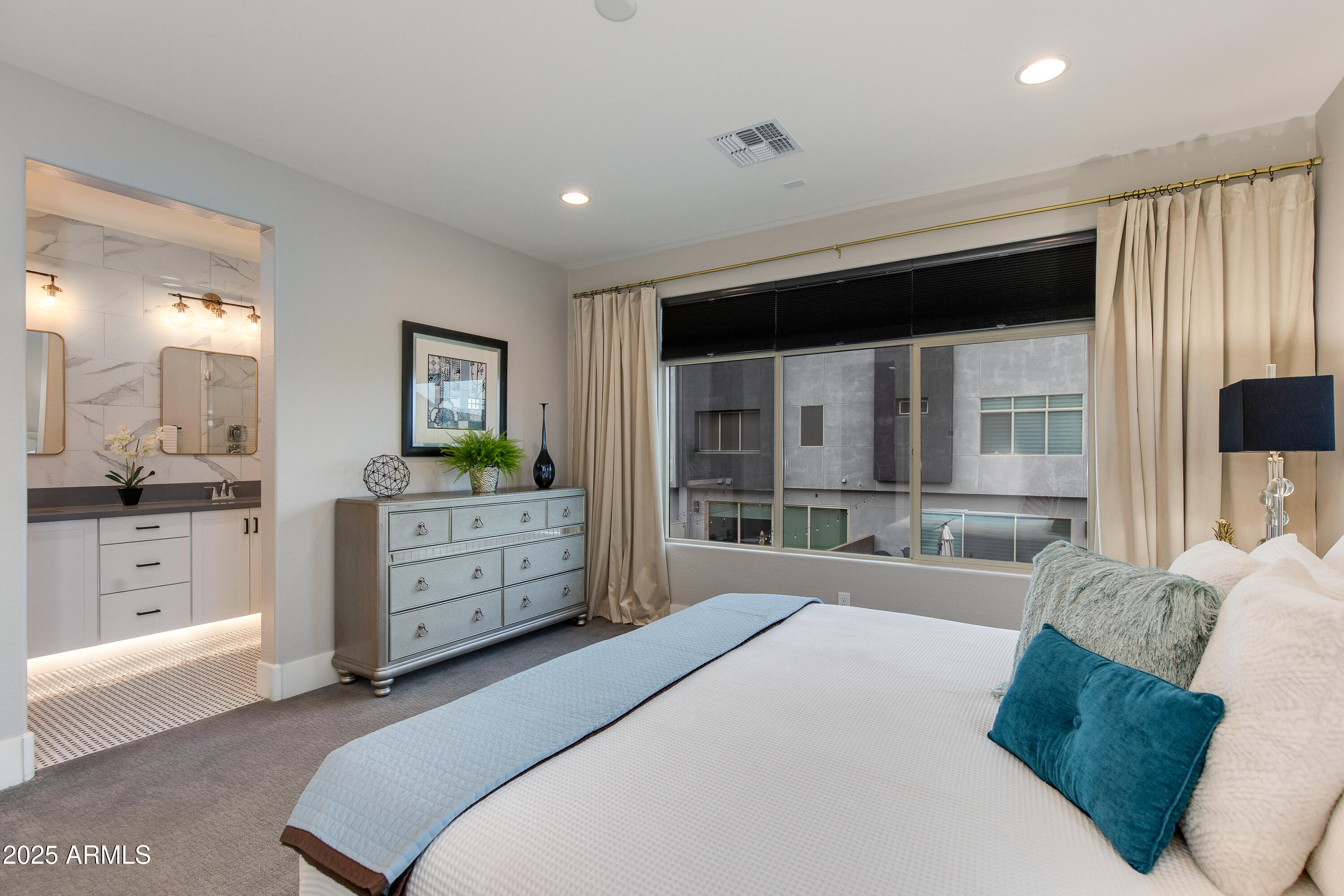 1910 W DESERT HOLLOW Drive