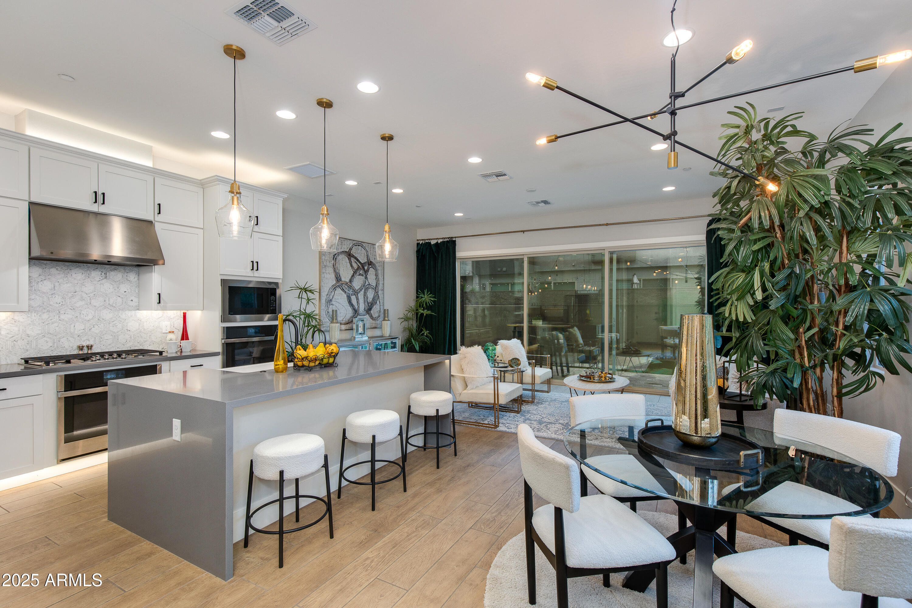 1910 W DESERT HOLLOW Drive