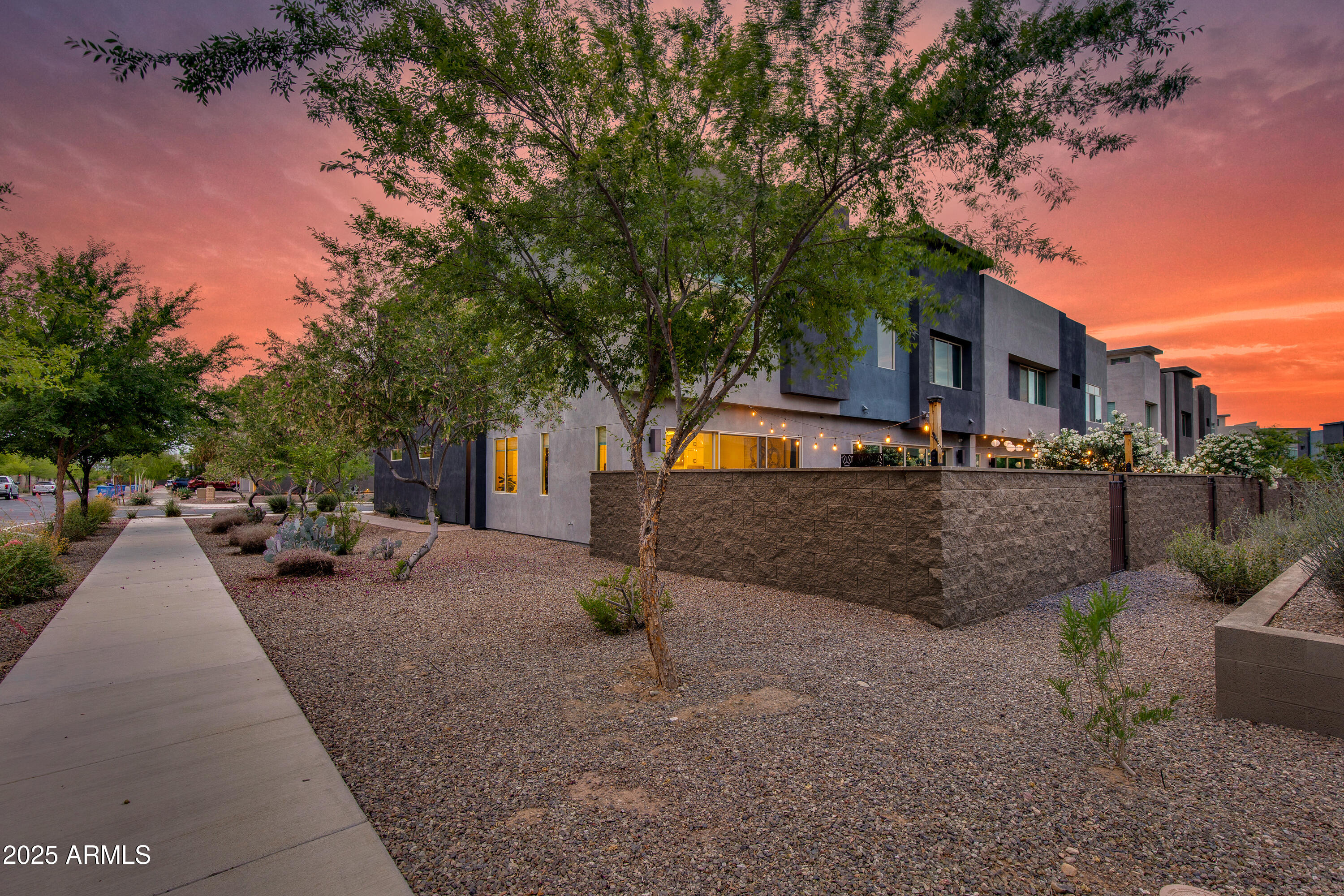 1910 W DESERT HOLLOW Drive