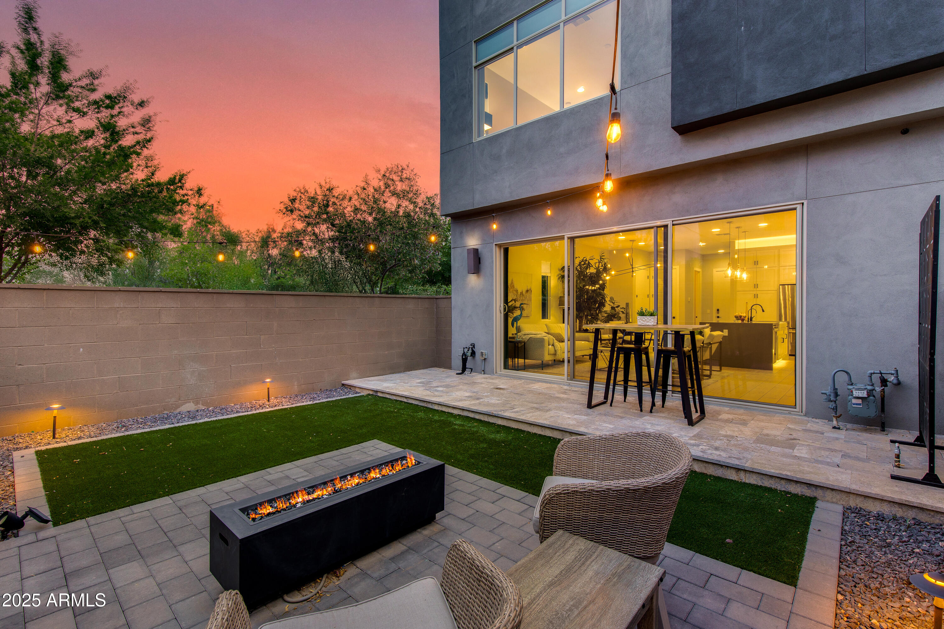 1910 W DESERT HOLLOW Drive