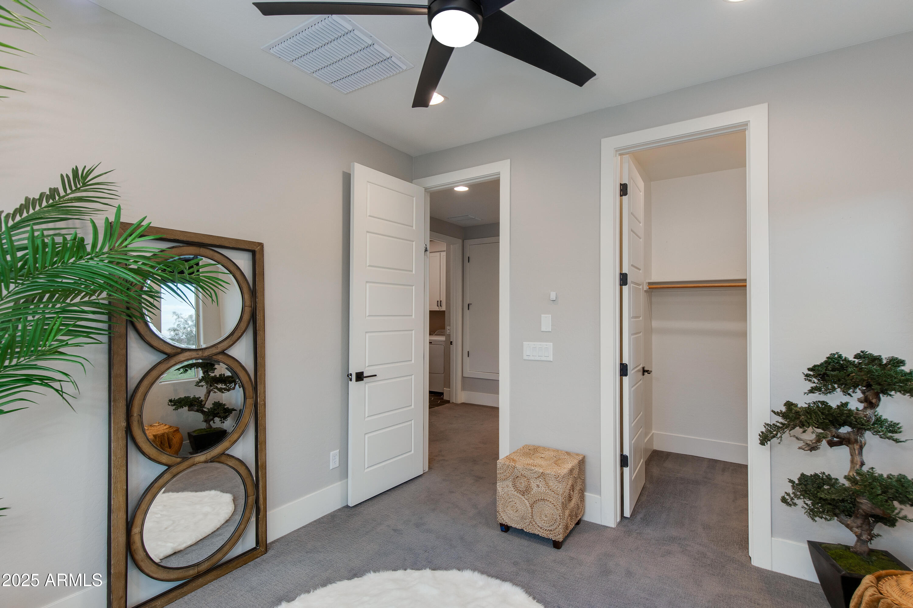 1910 W DESERT HOLLOW Drive
