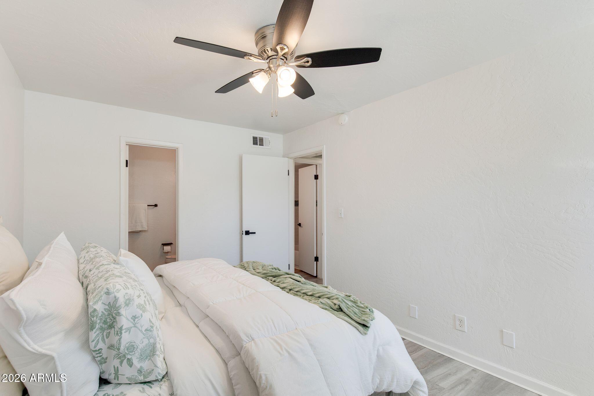 5146 E OAK Street 102