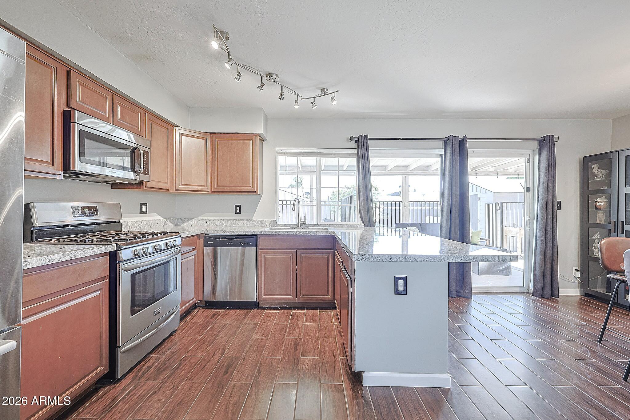 2327 W SUNNYSIDE Avenue