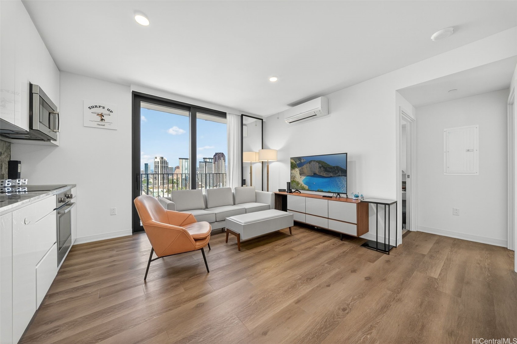 987 Queen Street 2303