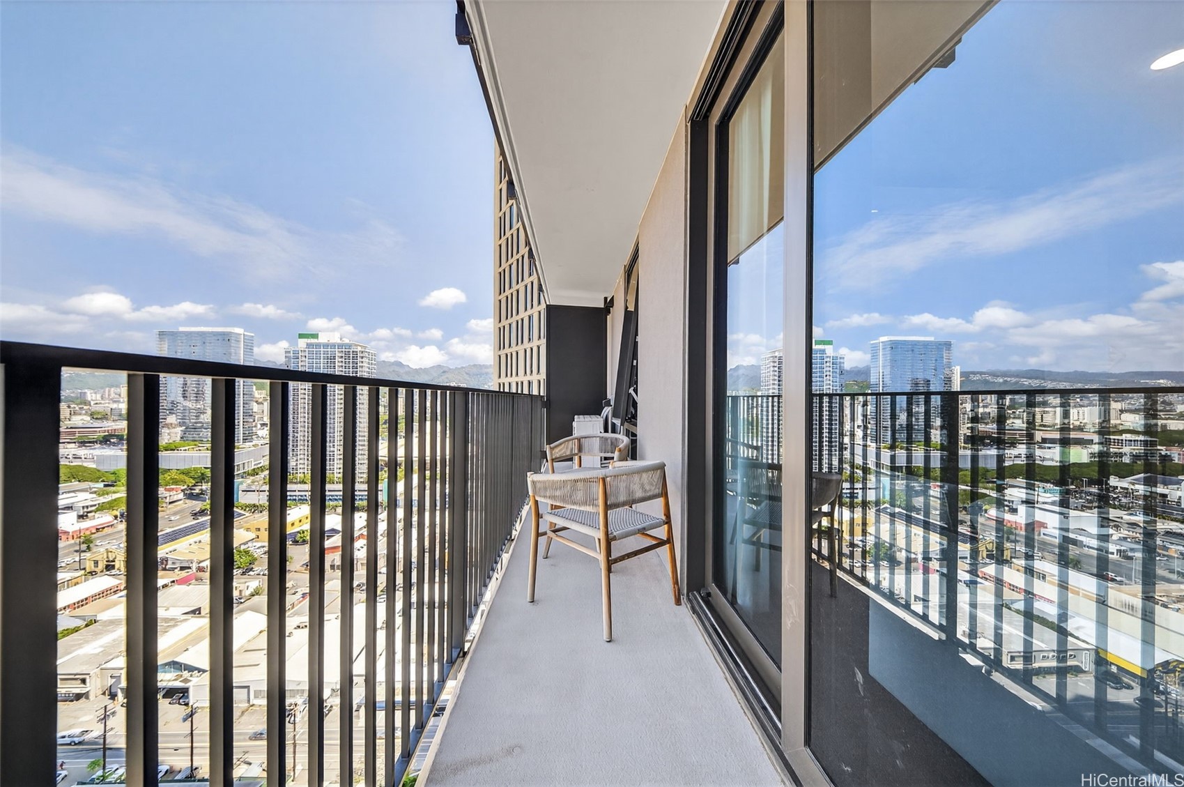 987 Queen Street 2303