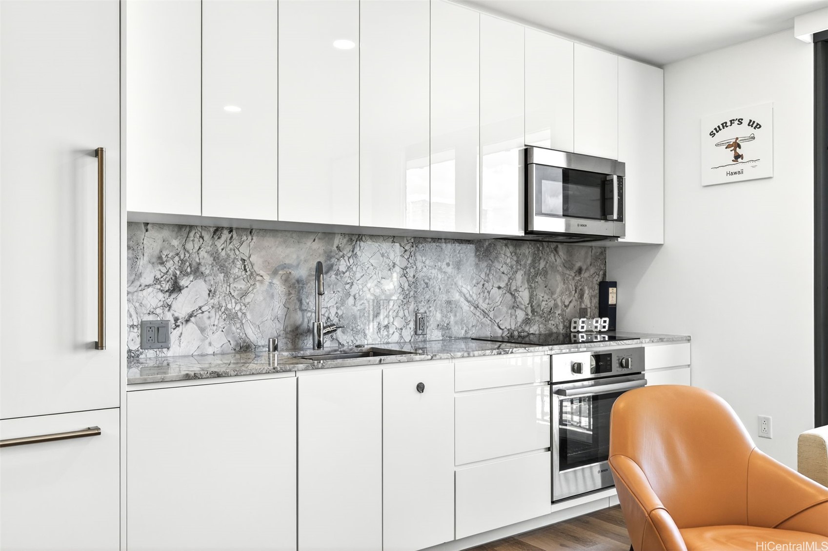 987 Queen Street 2303