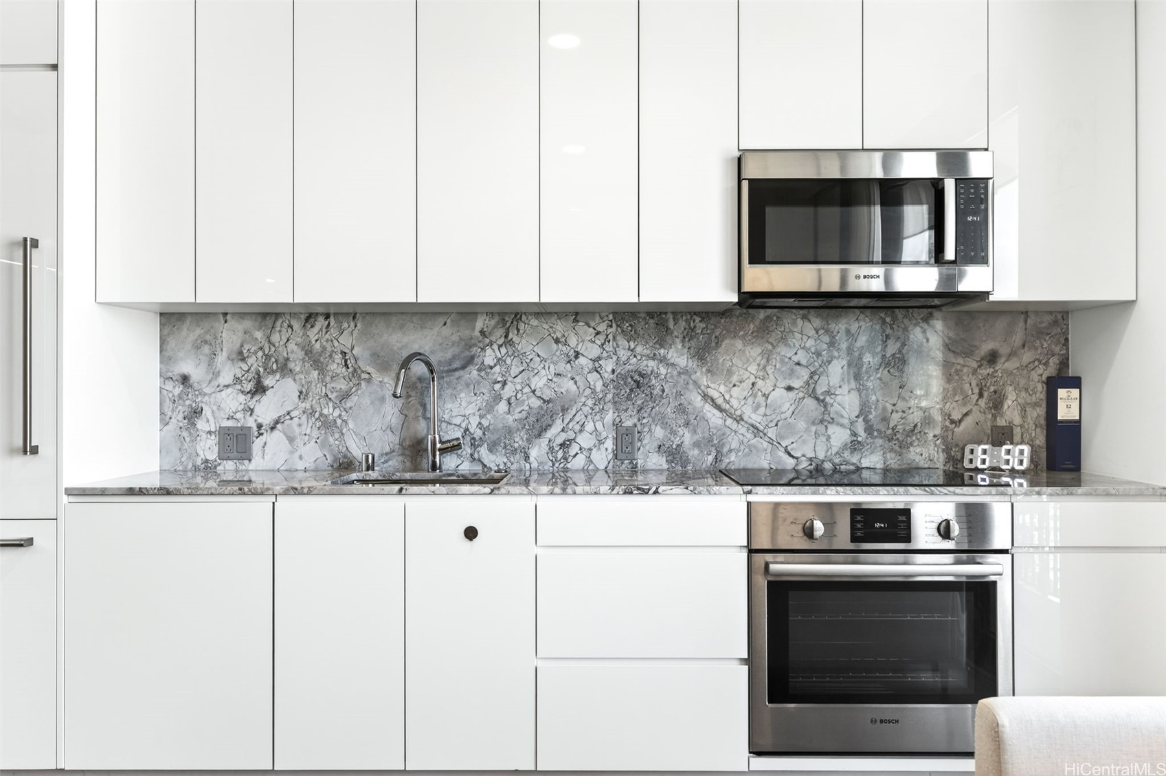 987 Queen Street 2303