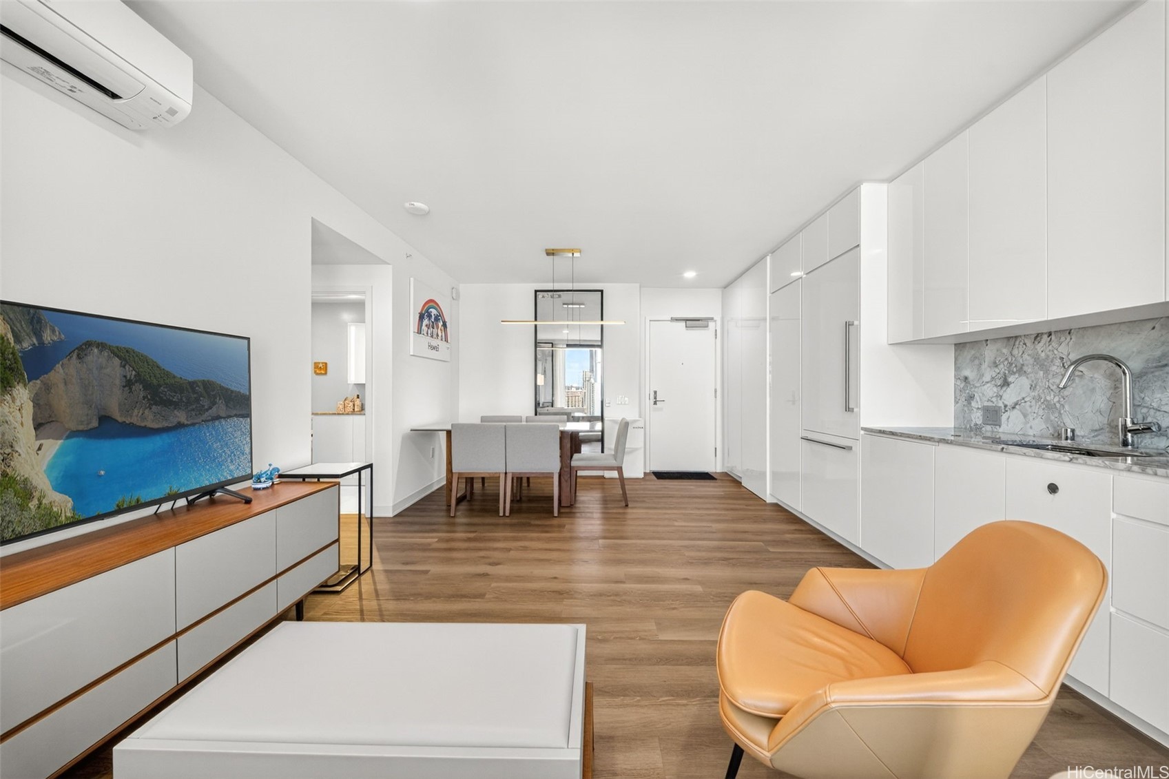 987 Queen Street 2303