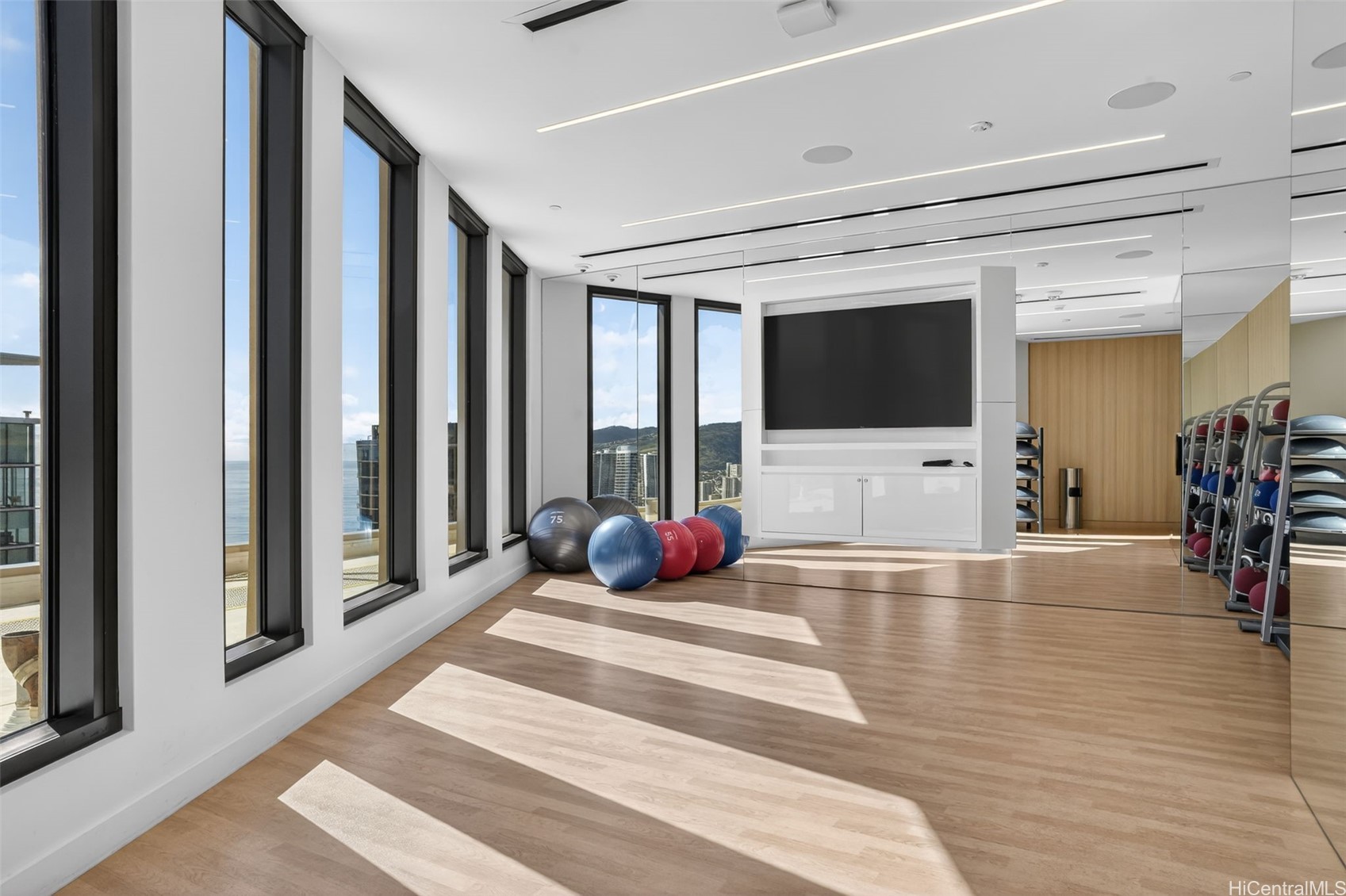 987 Queen Street 2303