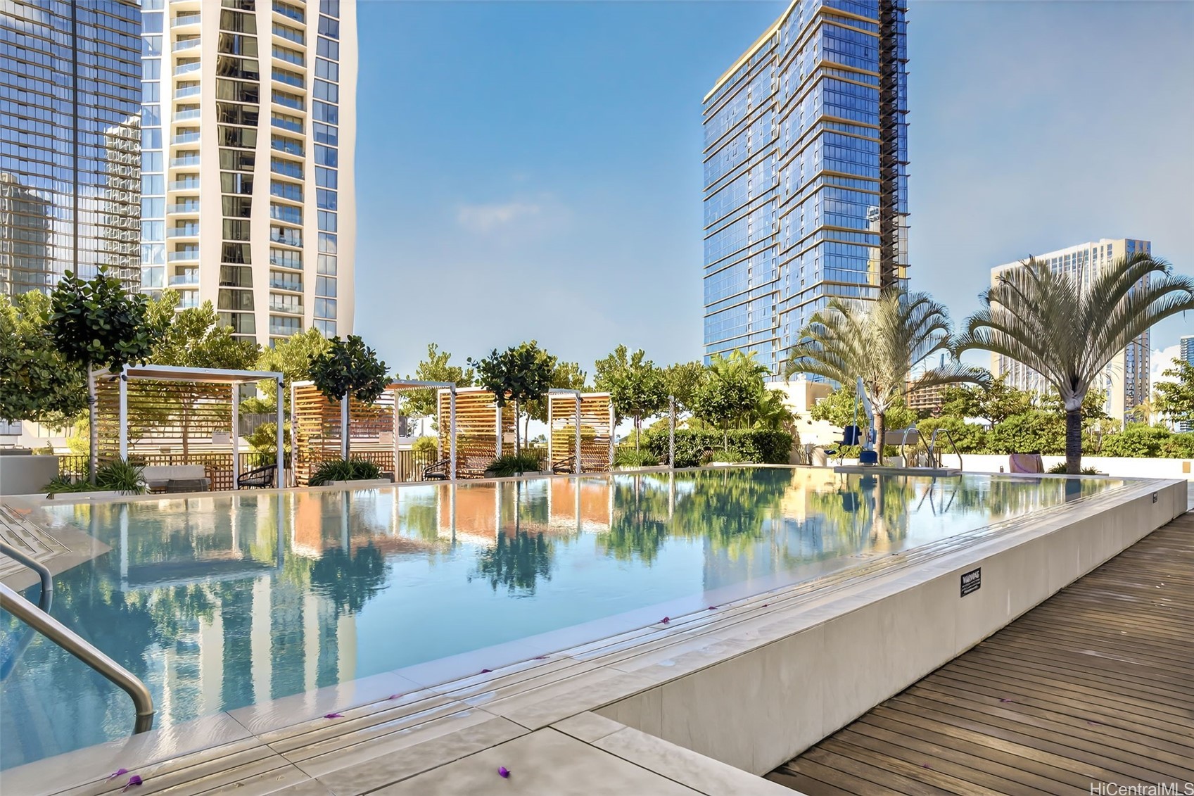 987 Queen Street 2303