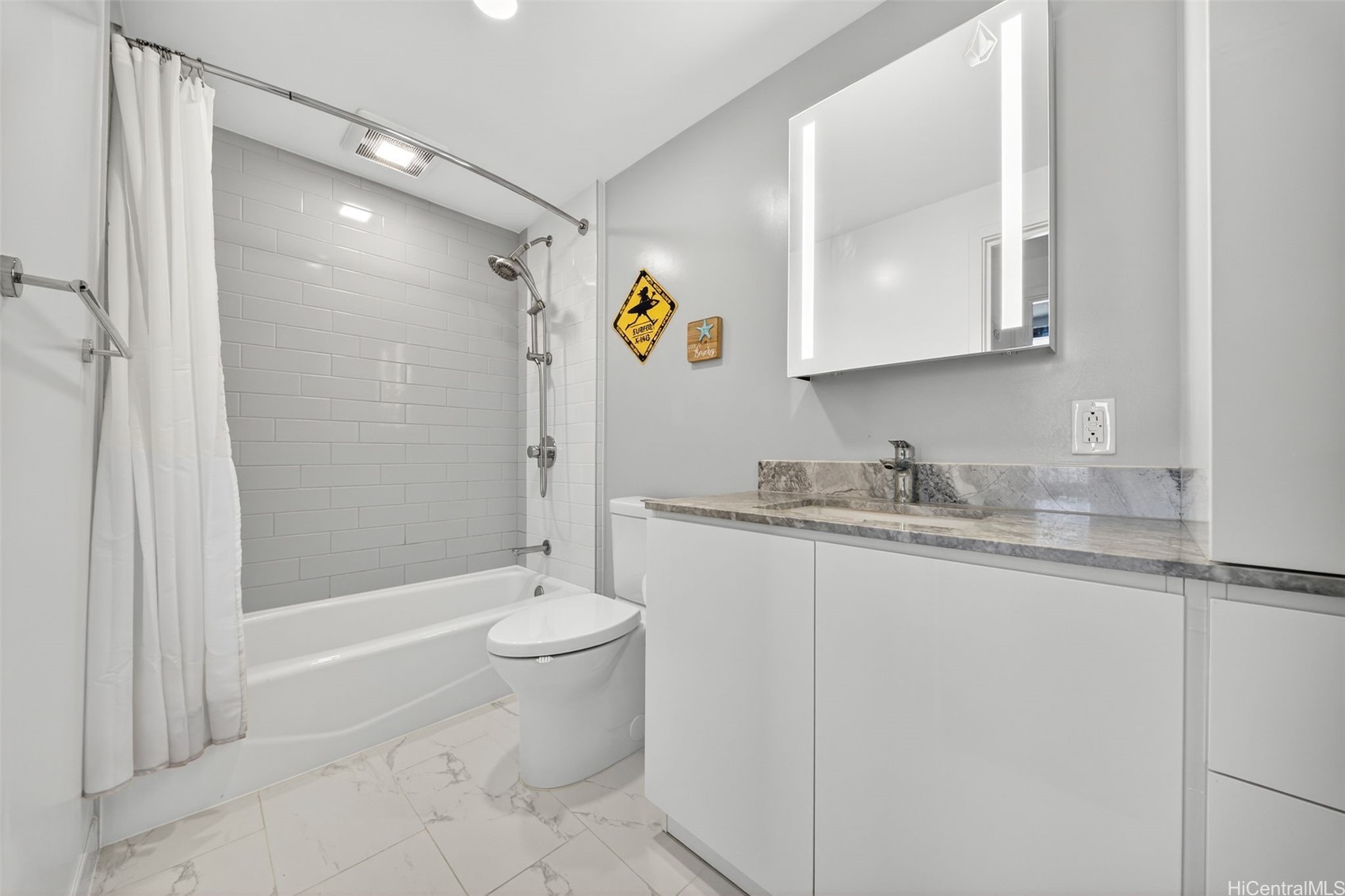 987 Queen Street 2303