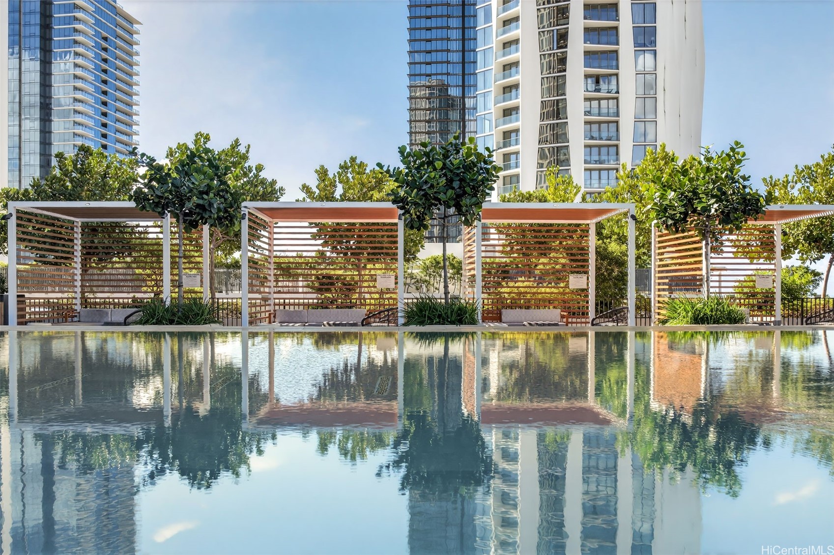 987 Queen Street 2303