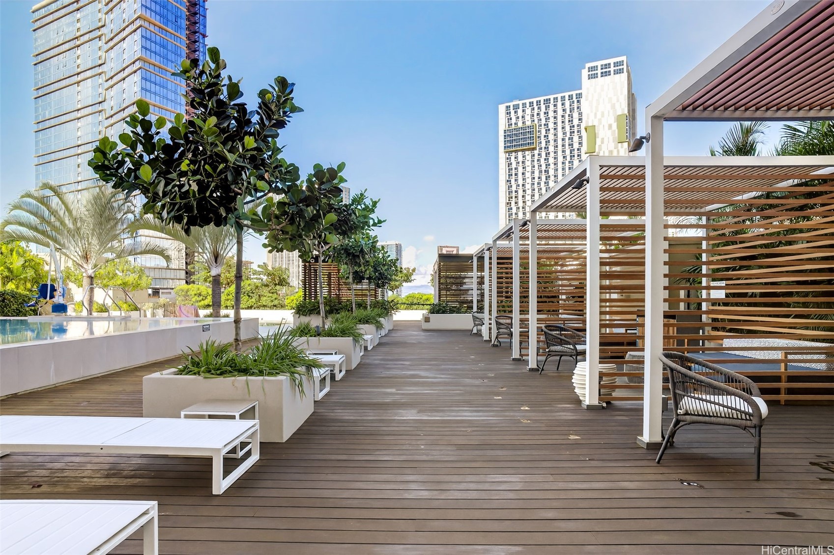 987 Queen Street 2303