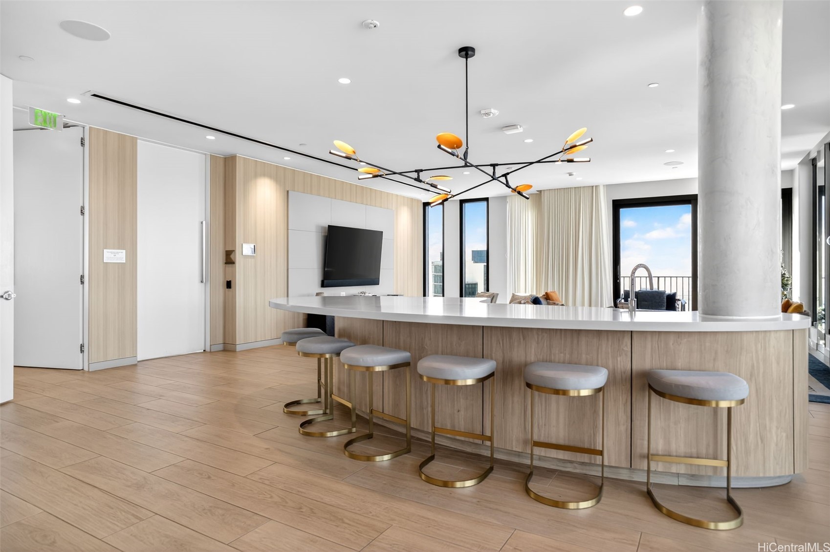 987 Queen Street 2303