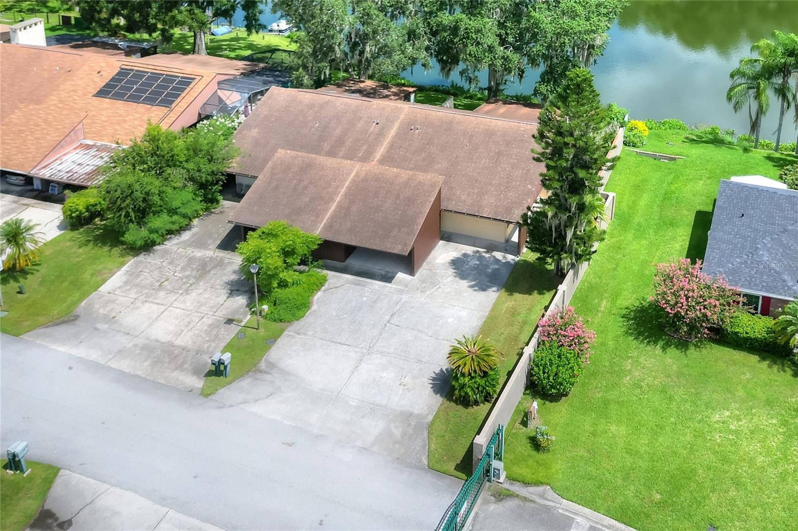 374 LAKE HARRIS DR
