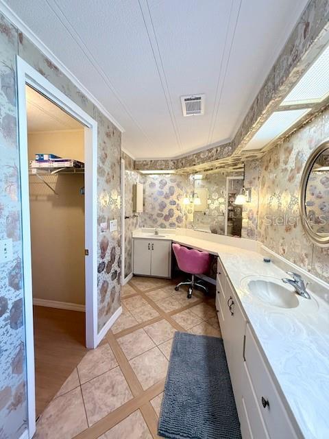 1011 ELIZABETH LN