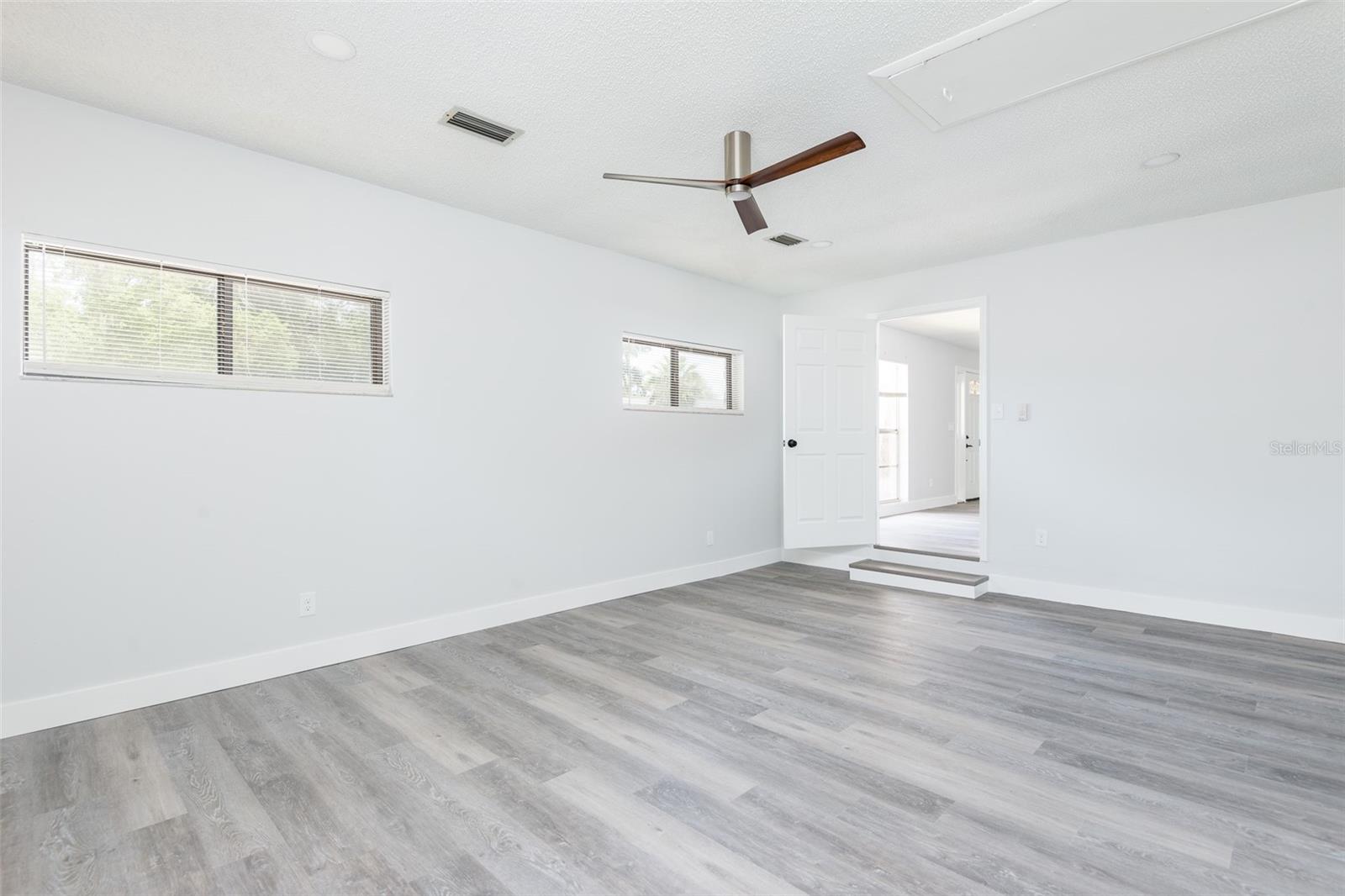 902 SHANGRI LA DR