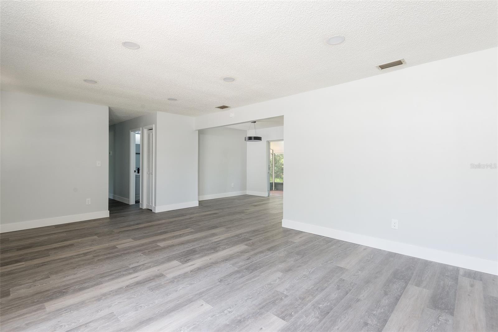 902 SHANGRI LA DR